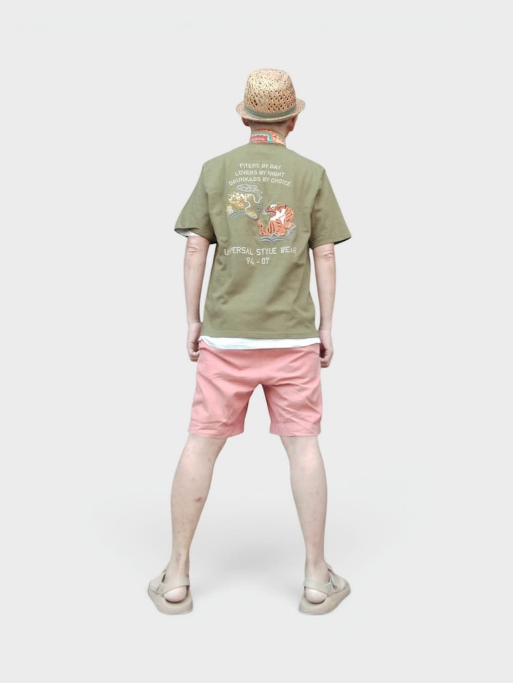 ベージュ系のサンダル、ピンク系のその他パンツ、グリーン系のTシャツ/カットソーを着用したメンズの夏コーディネートの5枚目の写真