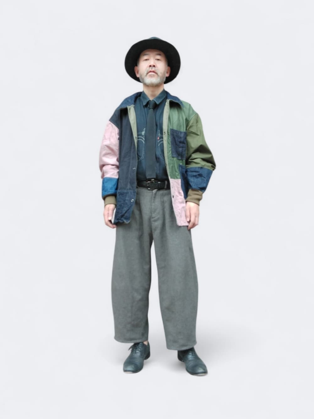 グレー系のパンツ、その他のジャケット/アウター、ブラック系のシャツ/ブラウスを着用したメンズの春コーディネートの3枚目の写真