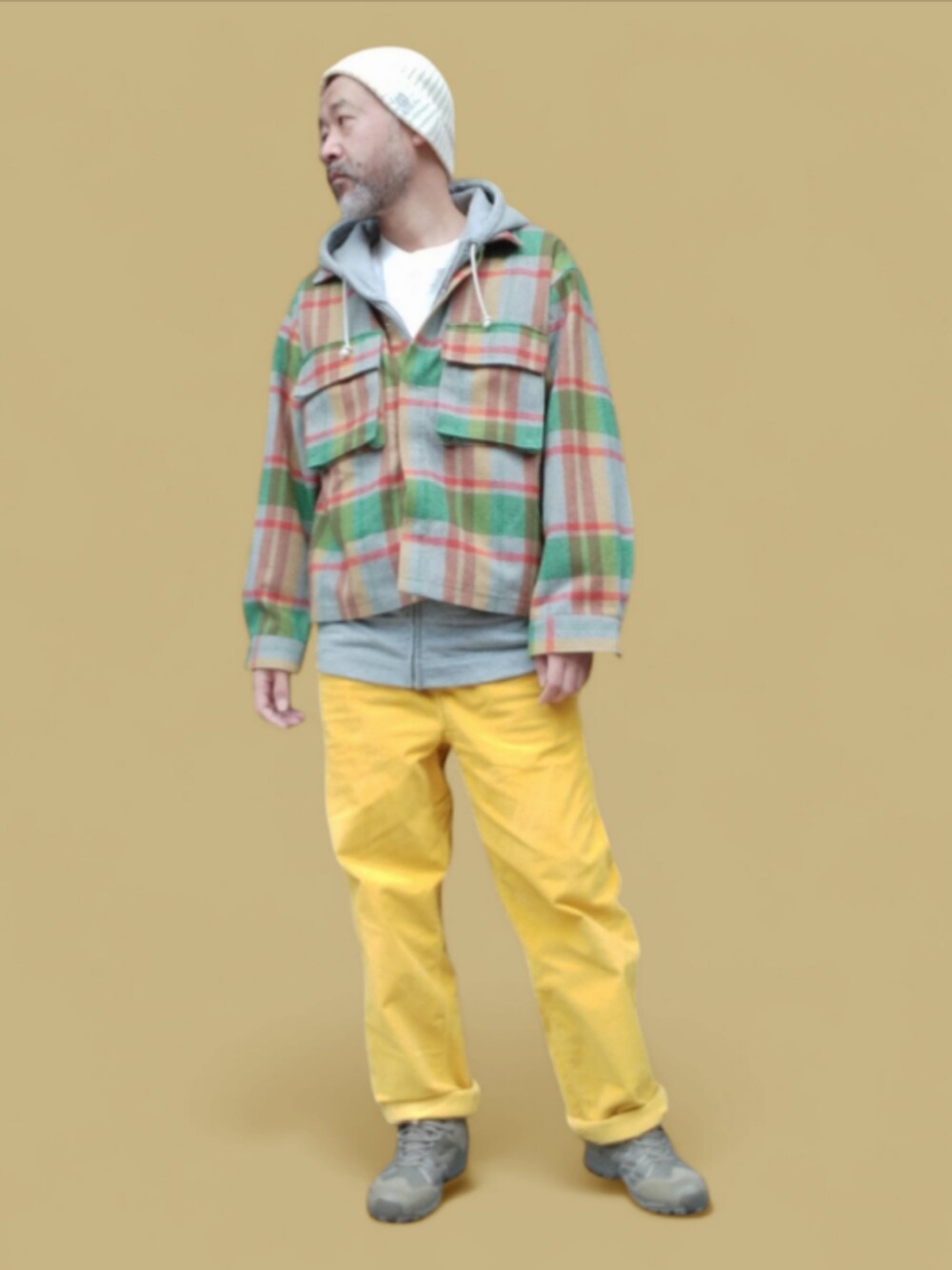 イエロー系のパンツ、グリーン系のスニーカー、グレー系のシャツ/ブラウスを着用したメンズの秋コーディネートの3枚目の写真