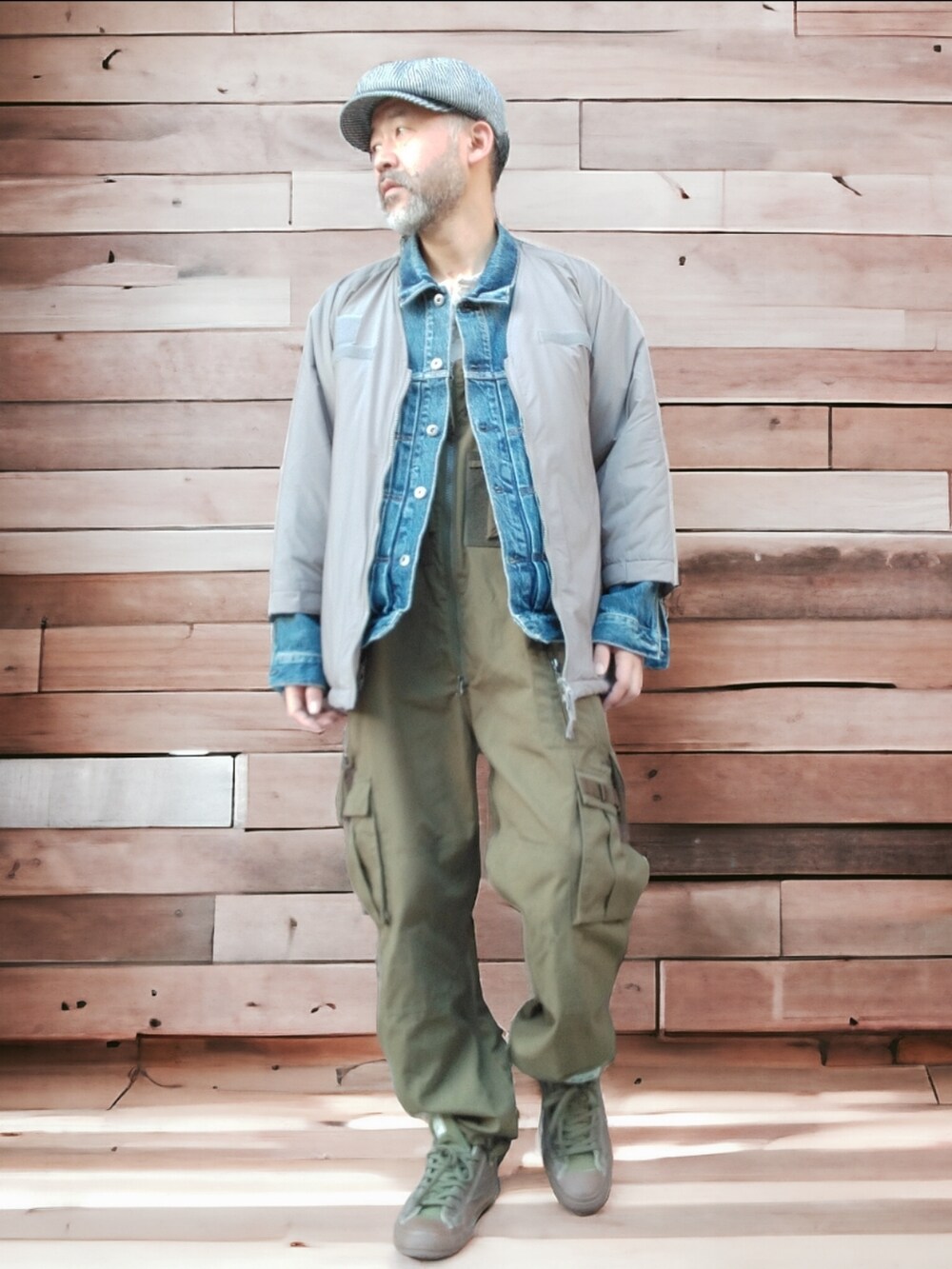 グリーン系のサロペット/オーバーオール、ブルー系のデニムジャケット、グリーン系のスニーカーを着用したメンズの冬コーディネートの3枚目の写真