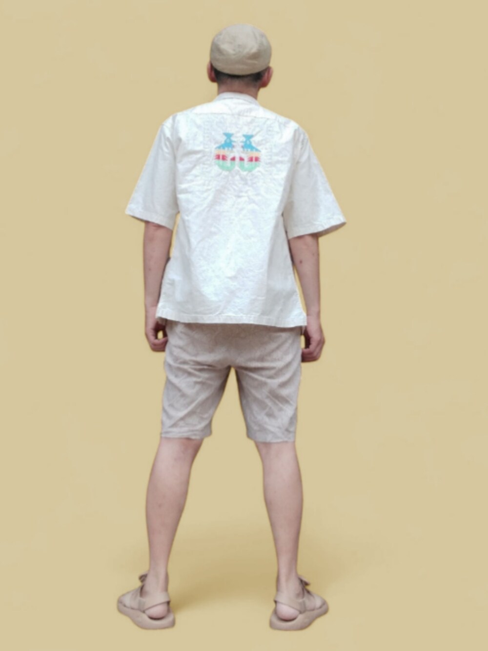 ベージュ系のサンダル、ホワイト系のシャツ/ブラウス、ベージュ系のその他パンツを着用したメンズの夏コーディネートの5枚目の写真