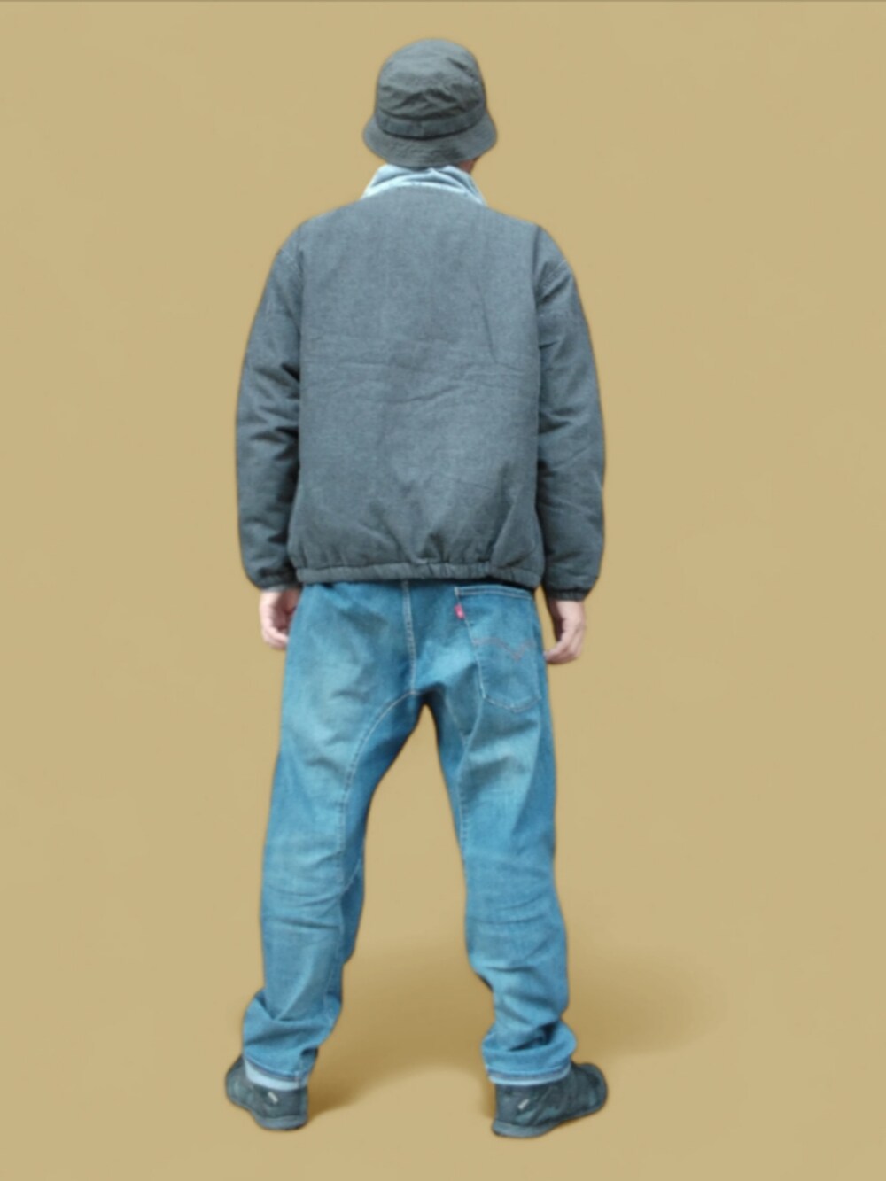 ブルー系のデニムパンツ、ブルー系のデニムジャケット、ブラック系のスニーカーを着用したメンズの秋コーディネートの5枚目の写真