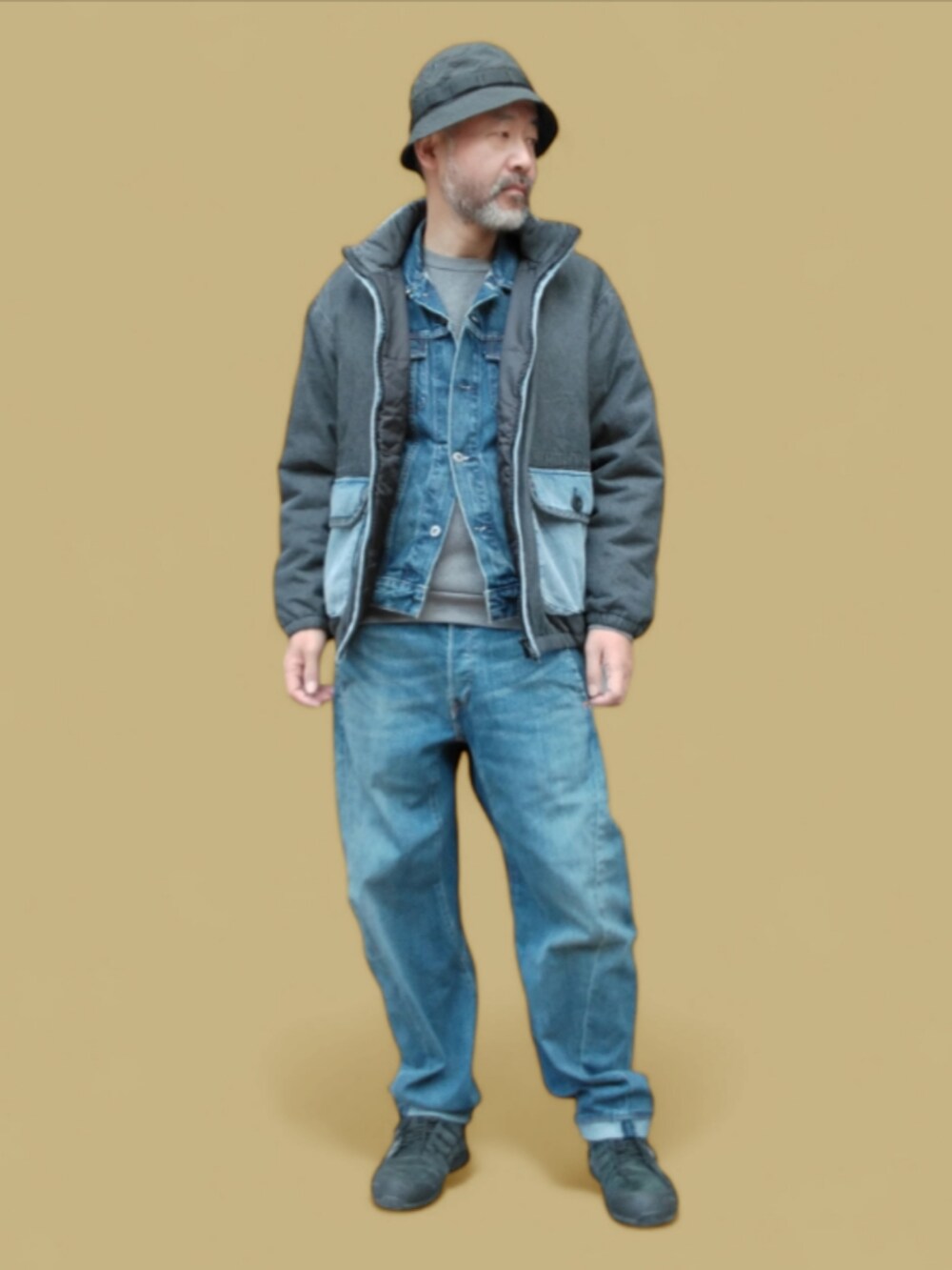 ブルー系のデニムパンツ、ブルー系のデニムジャケット、ブラック系のスニーカーを着用したメンズの秋コーディネートの4枚目の写真