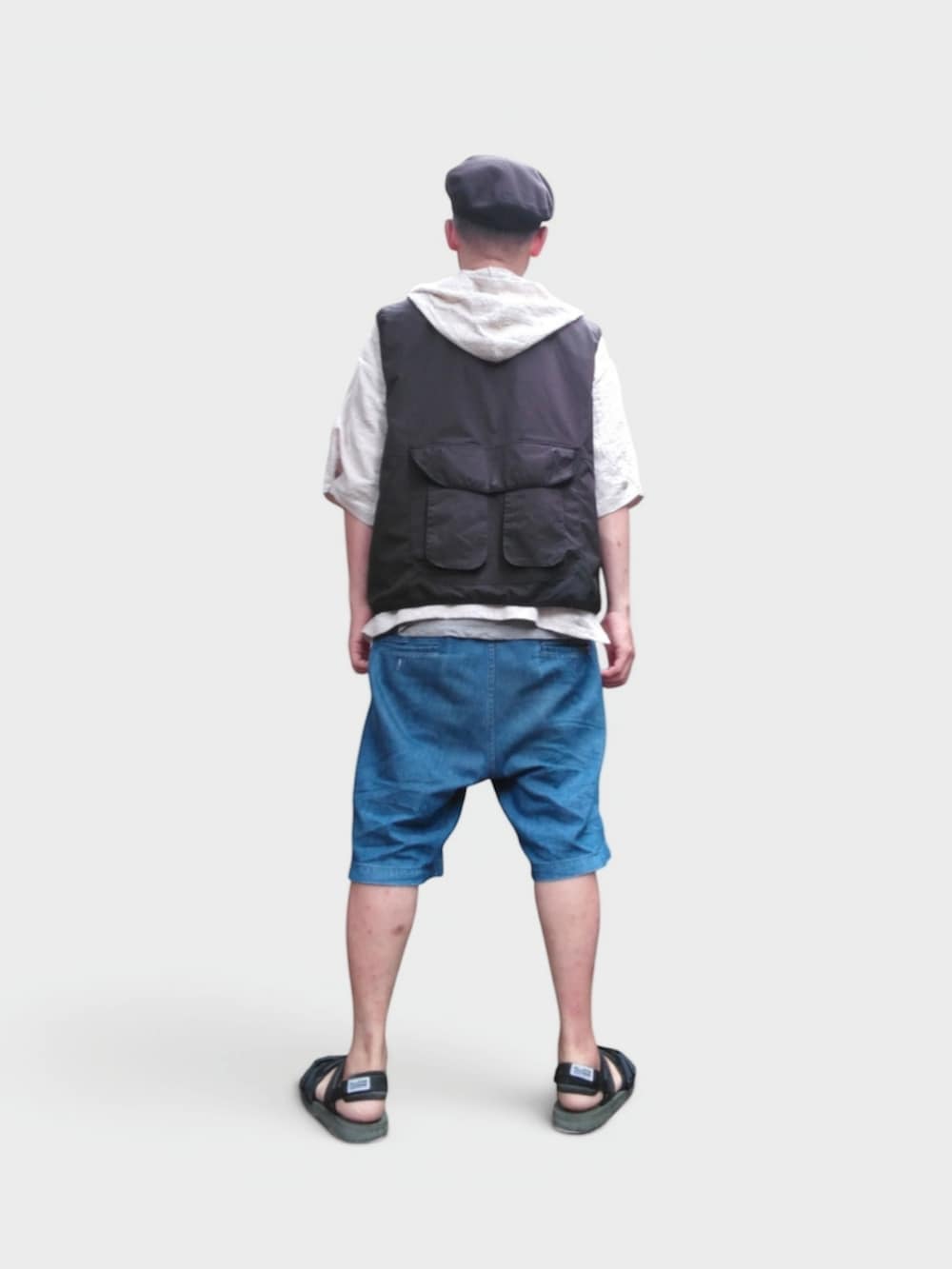 ブルー系のその他パンツ、ホワイト系のパーカー、ブラック系のサンダルを着用したメンズの夏コーディネートの5枚目の写真