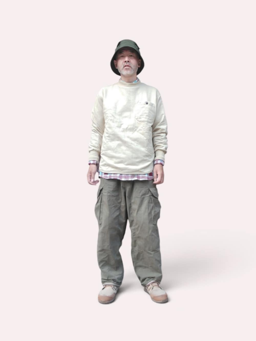 グリーン系のカーゴパンツ、ベージュ系のスニーカー、ベージュ系のスウェットを着用したメンズの秋コーディネートの3枚目の写真