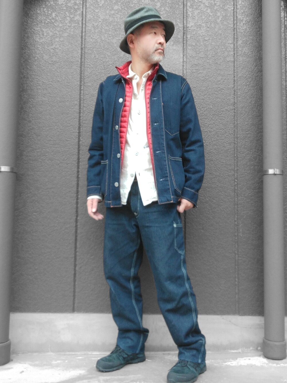 ブルー系のデニムパンツ、ブルー系のデニムジャケット、ホワイト系のシャツ/ブラウスを着用したメンズの冬コーディネートの4枚目の写真