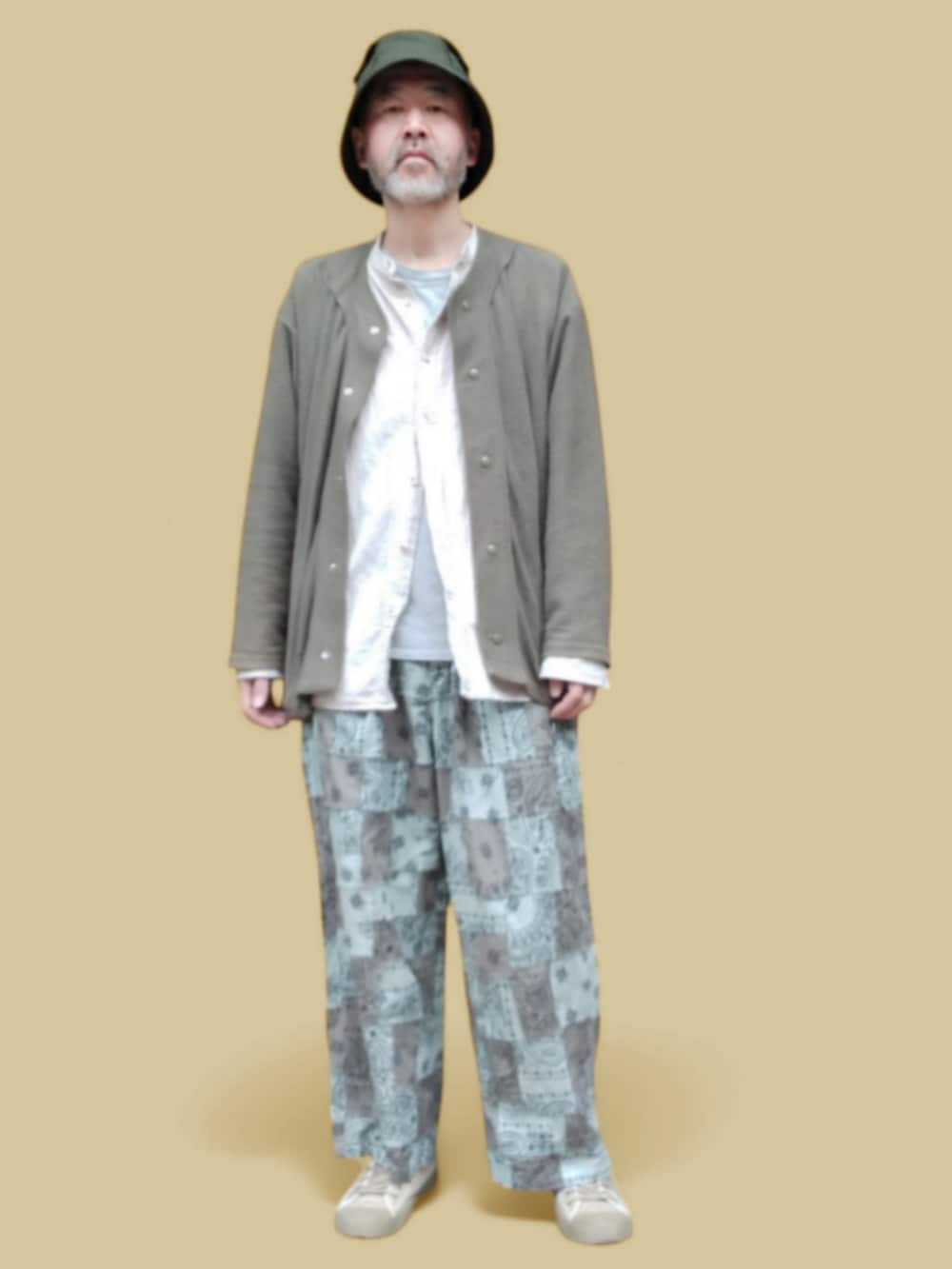 ブルー系のその他パンツ、ベージュ系のスニーカー、グリーン系のカーディガン/ボレロを着用したメンズの春コーディネートの4枚目の写真