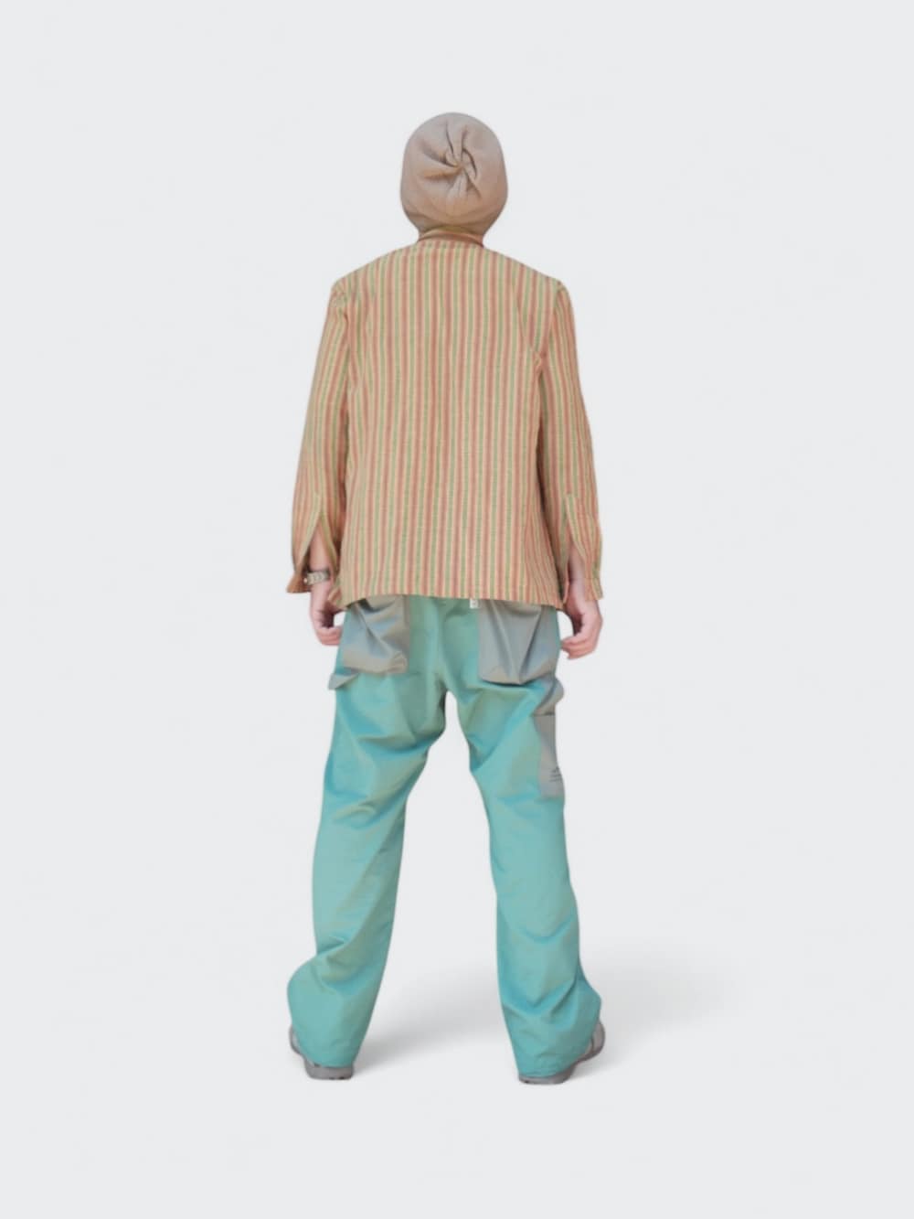 グリーン系のパンツ、ベージュ系のスニーカー、イエロー系のシャツ/ブラウスを着用したメンズの春コーディネートの5枚目の写真