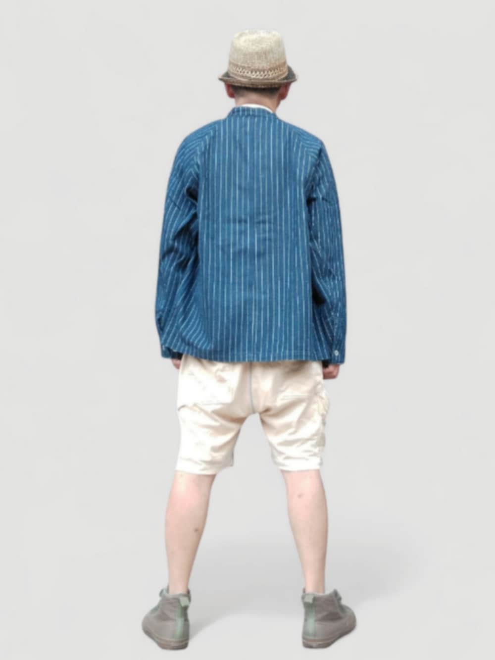 グリーン系のスニーカー、イエロー系のパンツ、ブルー系のジャケット/アウターを着用したメンズの秋コーディネートの5枚目の写真