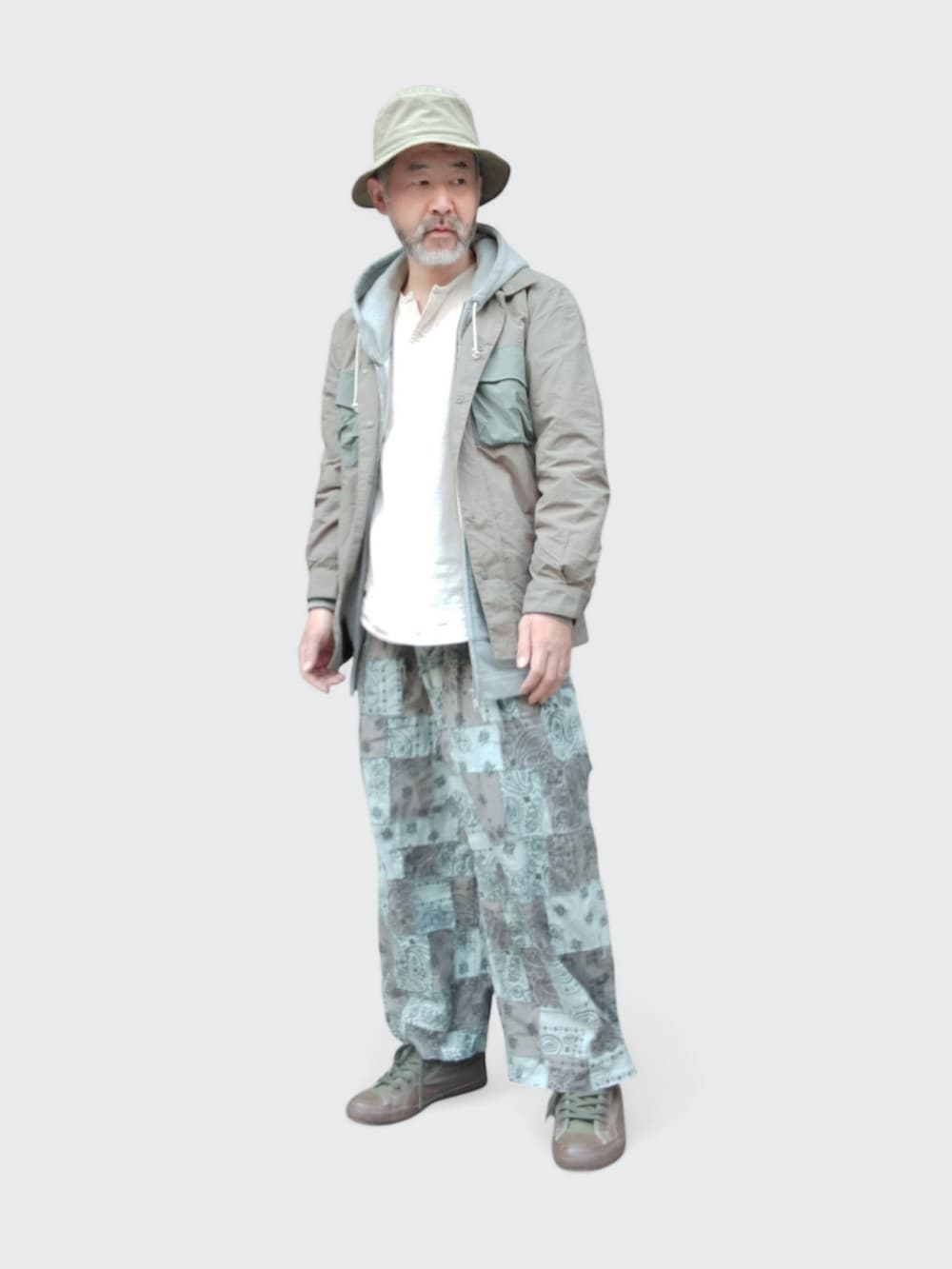 ブルー系のその他パンツ、グリーン系のシャツ/ブラウス、グリーン系のハットを着用したメンズの春コーディネートの4枚目の写真