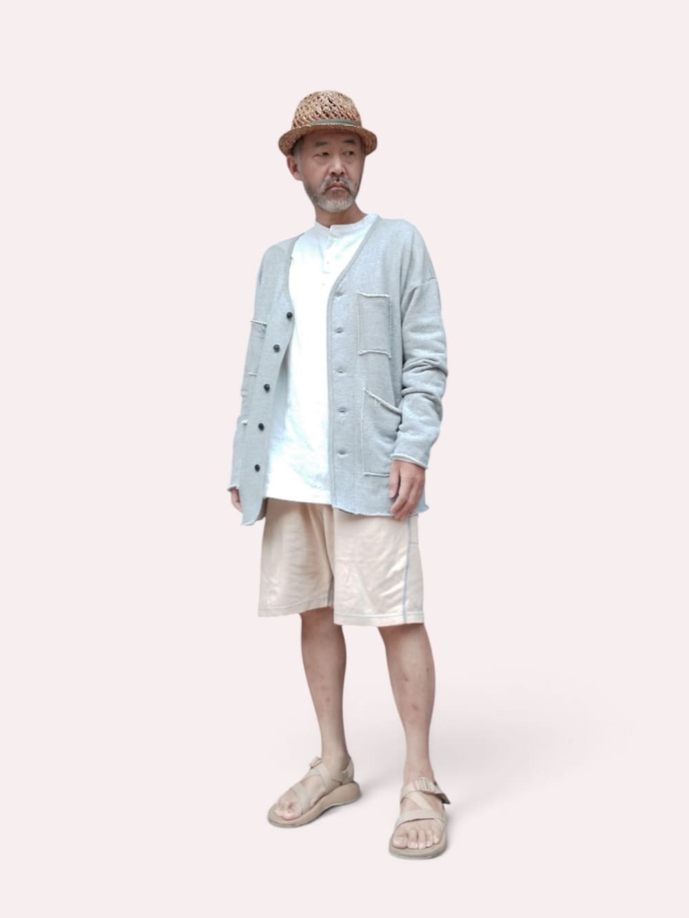ベージュ系のサンダル、イエロー系のパンツ、グレー系のカーディガン/ボレロを着用したメンズの夏コーディネートの4枚目の写真