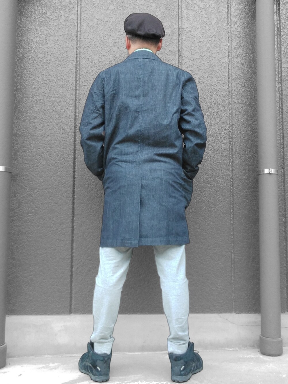 グレー系のその他パンツ、ブラック系のスニーカー、ブルー系のデニムジャケットを着用したメンズの夏コーディネートの5枚目の写真