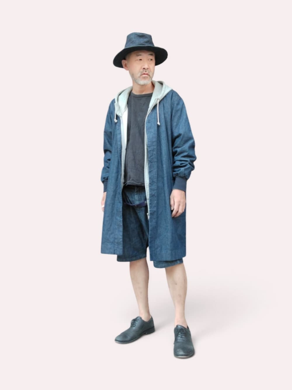 ブルー系のデニムパンツ、ブルー系のノーカラーコート、ブラック系のTシャツ/カットソーを着用したメンズの夏コーディネートの3枚目の写真