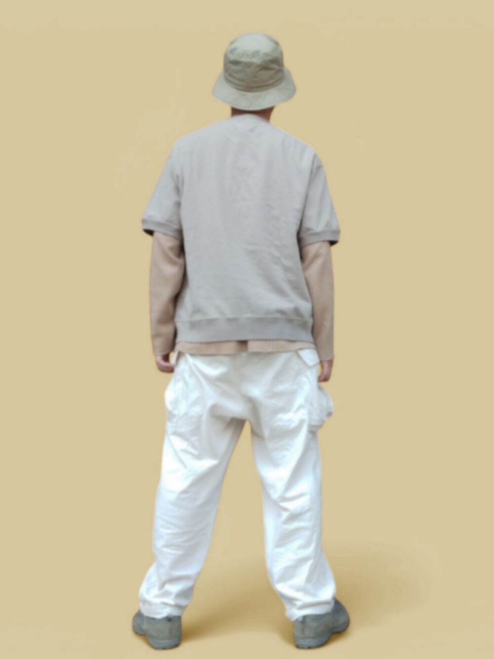 ホワイト系のカーゴパンツ、グリーン系のスニーカー、ベージュ系のTシャツ/カットソーを着用したメンズの春コーディネートの5枚目の写真