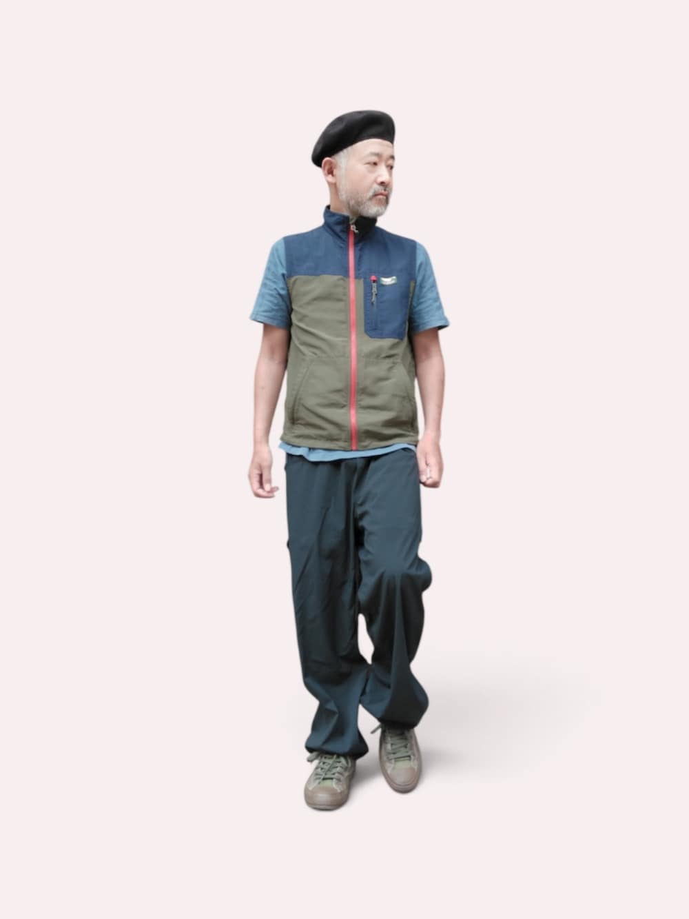 ブルー系のパンツ、グリーン系のスニーカー、ブルー系のTシャツ/カットソーを着用したメンズの夏コーディネートの4枚目の写真
