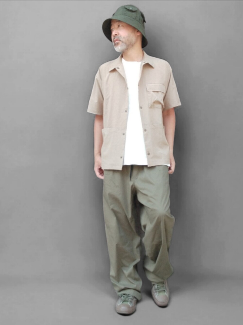 ベージュ系のシャツ/ブラウス、グレー系のTシャツ/カットソー、グリーン系のスニーカーを着用したメンズの夏コーディネートの3枚目の写真