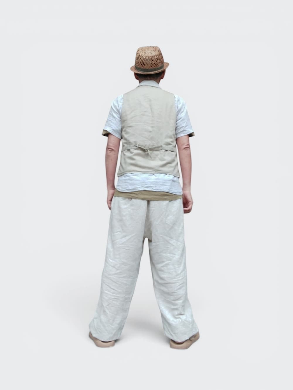 ベージュ系のサンダル、ホワイト系のパンツ、ベージュ系のハットを着用したメンズの夏コーディネートの5枚目の写真