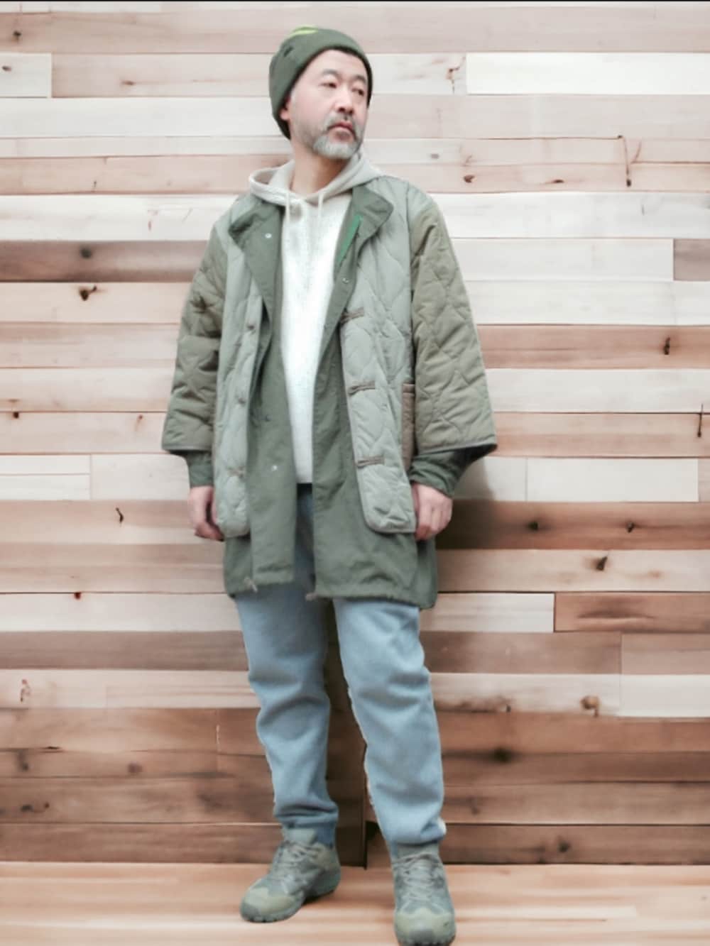 グレー系のスウェットパンツ、ベージュ系のスニーカー、グリーン系のジャケット/アウターを着用したメンズの冬コーディネートの4枚目の写真