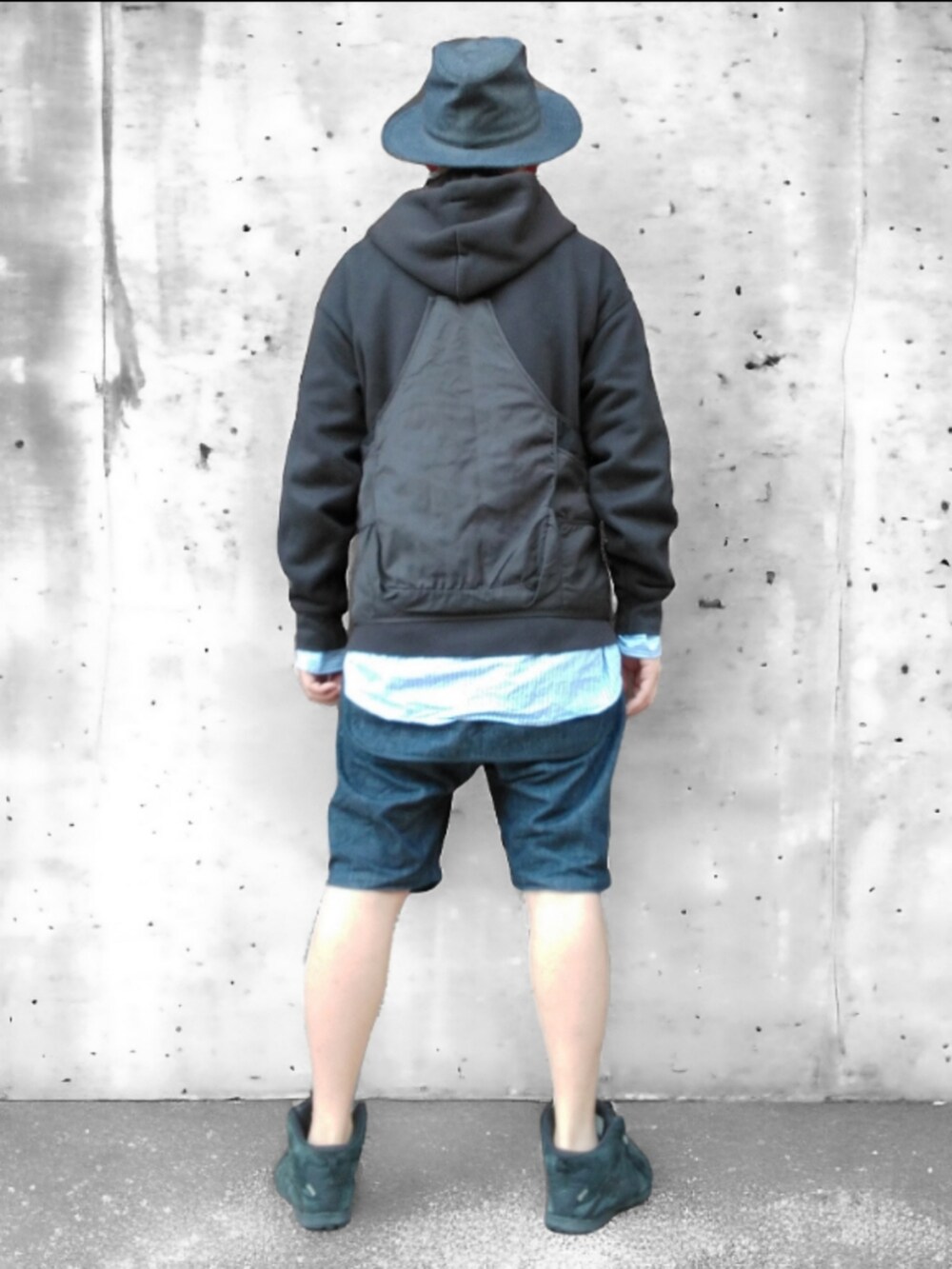 ブラック系のベスト、ブルー系のデニムパンツ、ブラック系のスニーカーを着用したメンズの春コーディネートの5枚目の写真