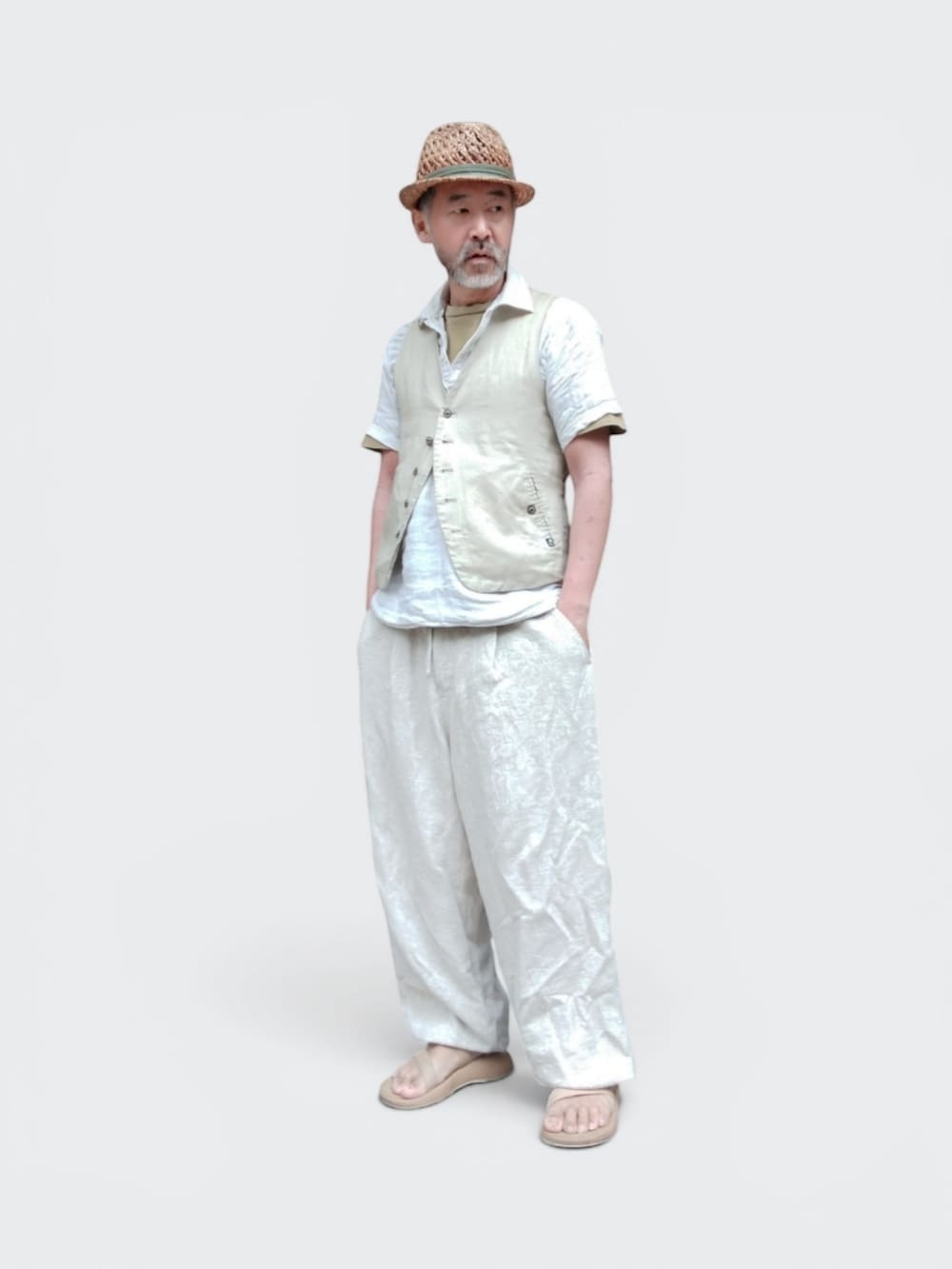 ベージュ系のサンダル、ホワイト系のパンツ、ベージュ系のハットを着用したメンズの夏コーディネートの4枚目の写真