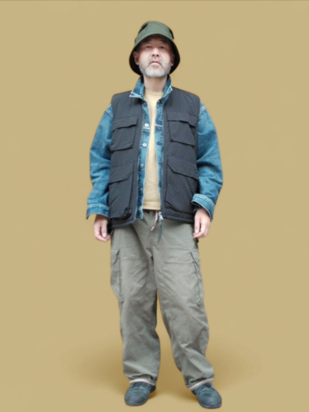 グリーン系のカーゴパンツ、ブラック系のスニーカー、ブラック系のその他アウターを着用したメンズの冬コーディネートの4枚目の写真