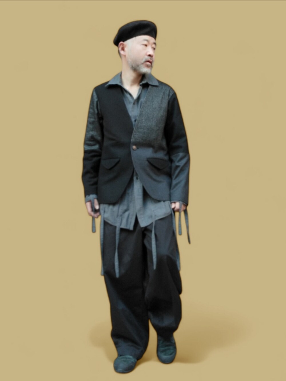 ブラック系のカーゴパンツ、ブラック系のノーカラージャケット、グレー系のシャツ/ブラウスを着用したメンズの冬コーディネートの3枚目の写真