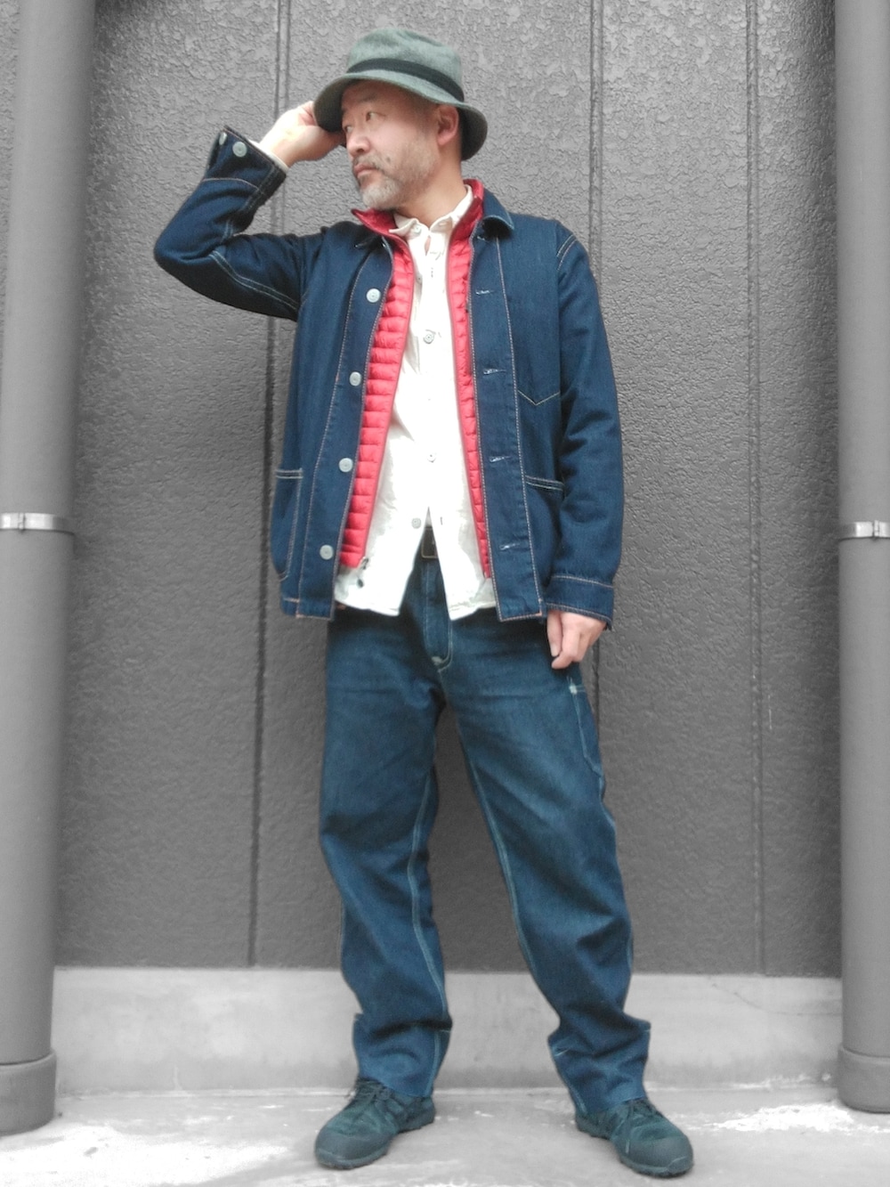 ブルー系のデニムパンツ、ブルー系のデニムジャケット、ホワイト系のシャツ/ブラウスを着用したメンズの冬コーディネートの3枚目の写真