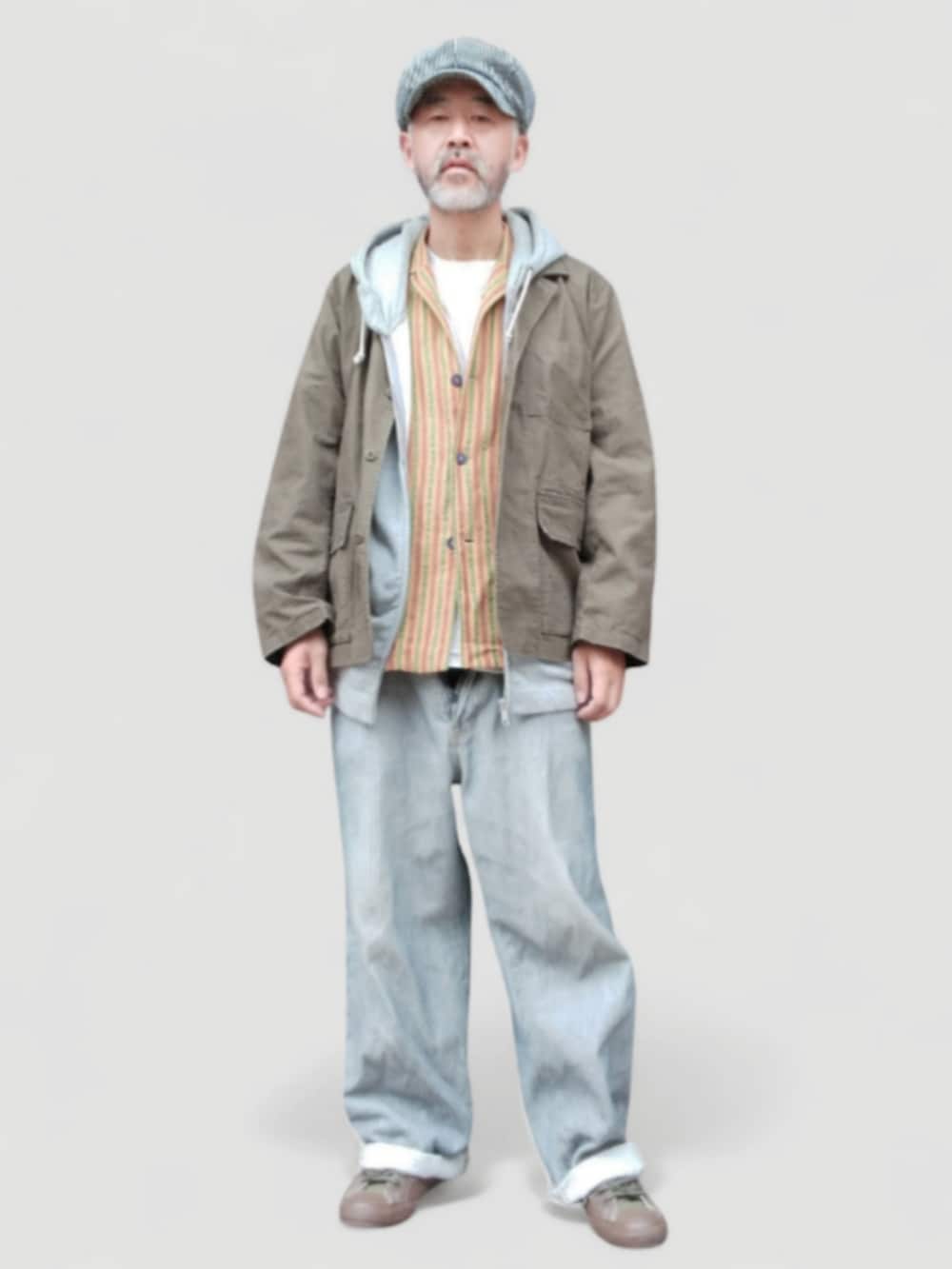 グレー系のデニムパンツ、グリーン系のスニーカー、グリーン系のジャケット/アウターを着用したメンズの秋コーディネートの3枚目の写真