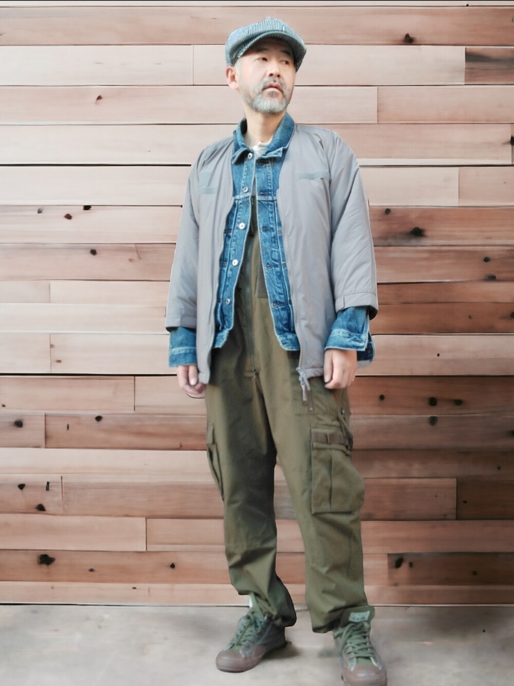 グリーン系のサロペット/オーバーオール、ブルー系のデニムジャケット、グリーン系のスニーカーを着用したメンズの冬コーディネートの4枚目の写真