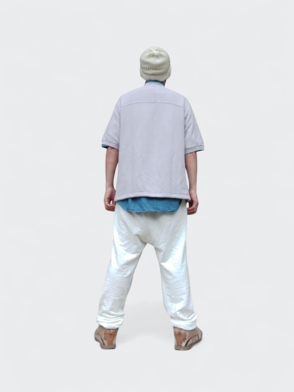 パープル系のTシャツ/カットソー、ホワイト系のスウェットパンツ、ベージュ系のスニーカーを着用したメンズの春コーディネートの5枚目の写真