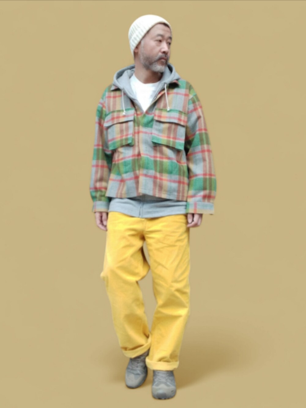 イエロー系のパンツ、グリーン系のスニーカー、グレー系のシャツ/ブラウスを着用したメンズの秋コーディネートの4枚目の写真