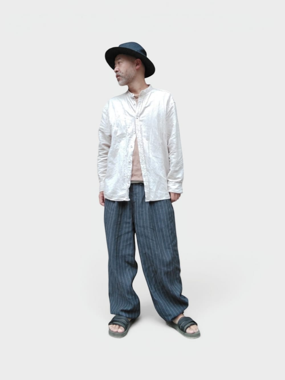 ブルー系のパンツ、ホワイト系のシャツ/ブラウス、ブルー系のハットを着用したメンズの夏コーディネートの2枚目の写真