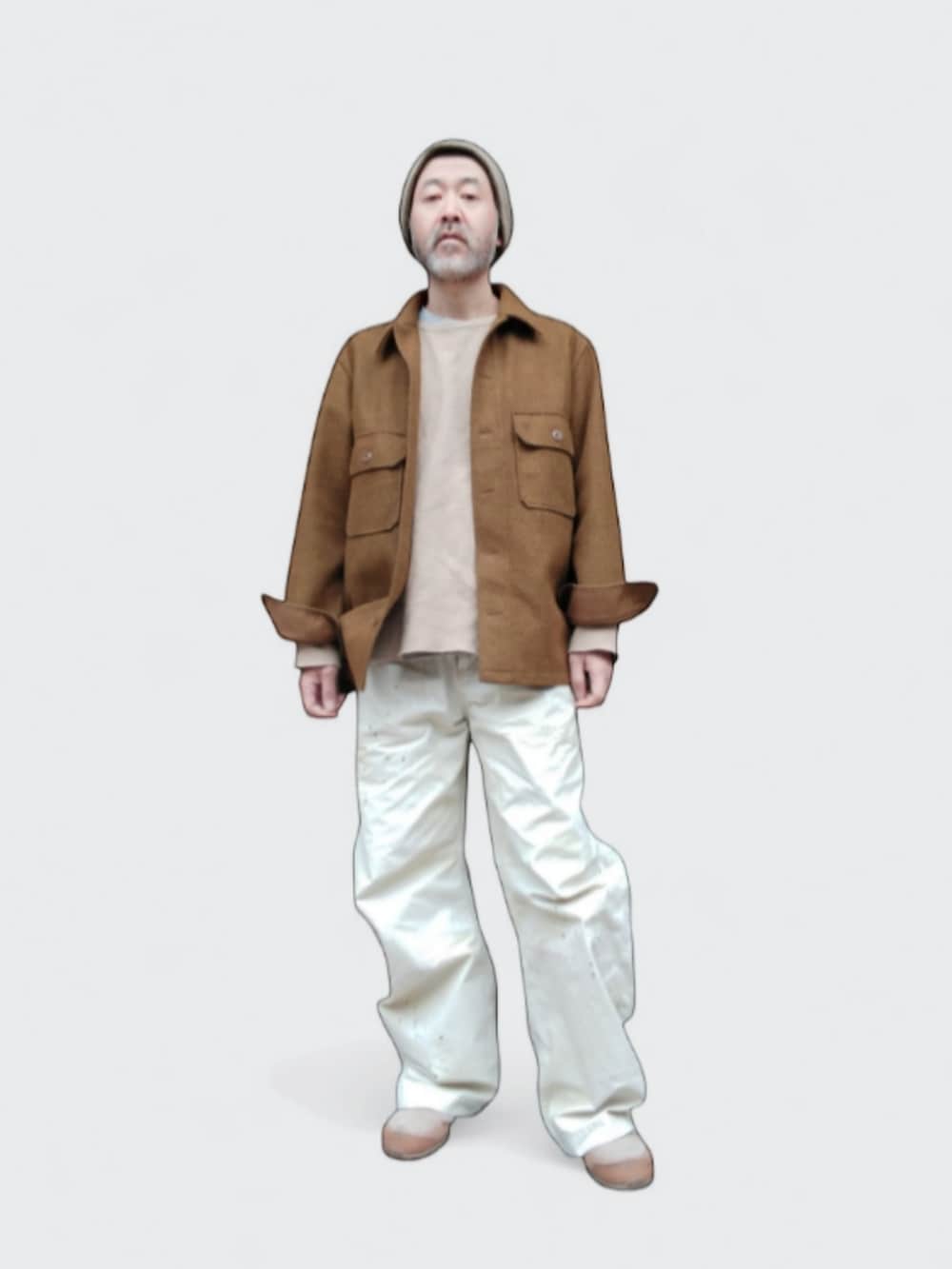 ホワイト系のパンツ、イエロー系のシャツ/ブラウス、ベージュ系のニットキャップ/ビーニーを着用したメンズの冬コーディネートの2枚目の写真