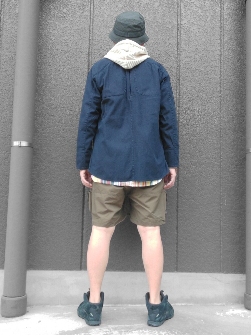 ブルー系のジャケット/アウター、ベージュ系のパーカー、グリーン系のパンツを着用したメンズの春コーディネートの5枚目の写真