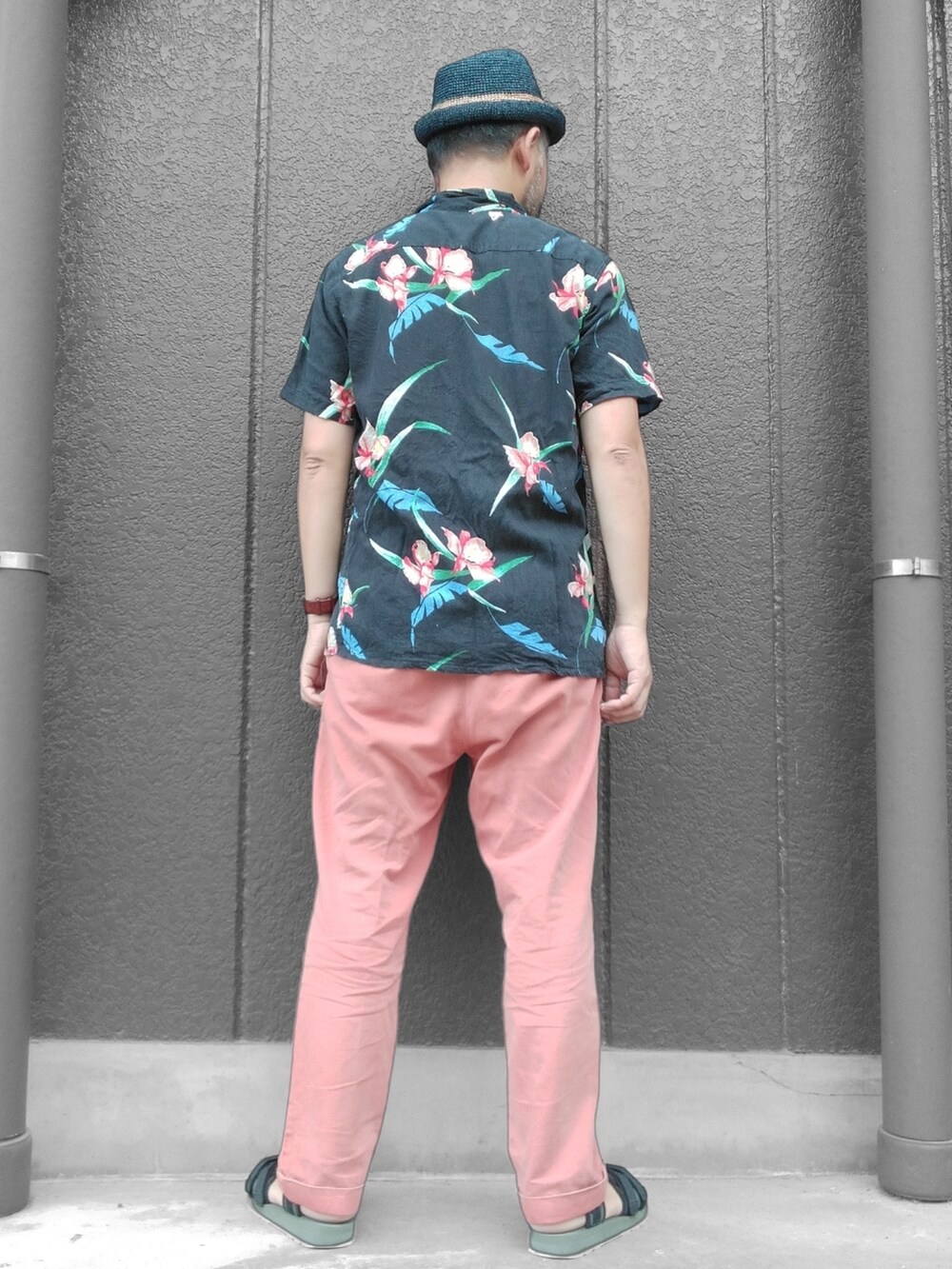 ピンク系のチノパンツ、グリーン系のサンダル、その他のシャツ/ブラウスを着用したメンズの夏コーディネートの5枚目の写真