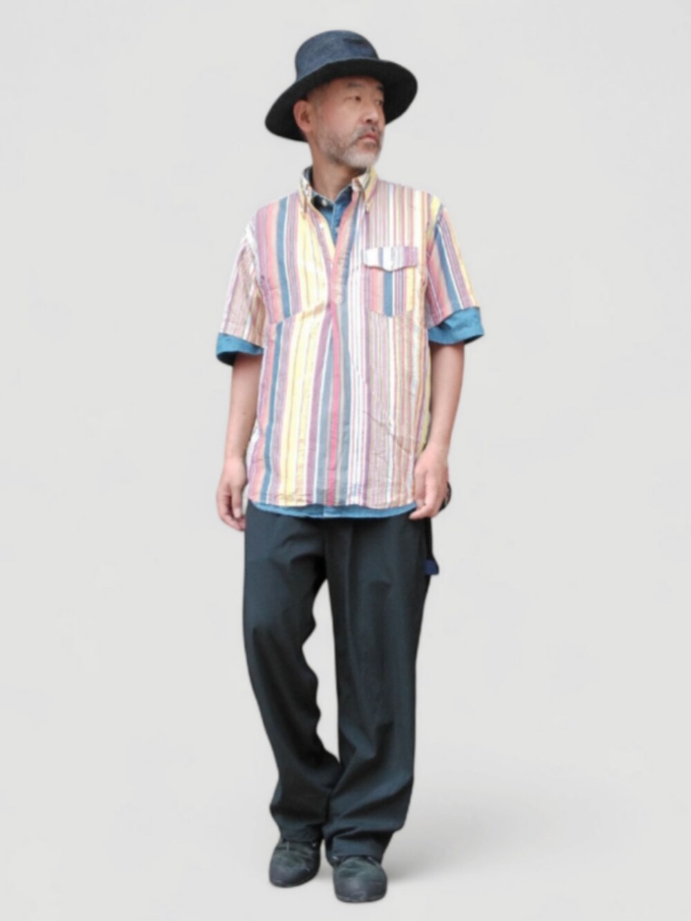 ブルー系のパンツ、ブラック系のスニーカー、その他のシャツ/ブラウスを着用したメンズの秋コーディネートの4枚目の写真