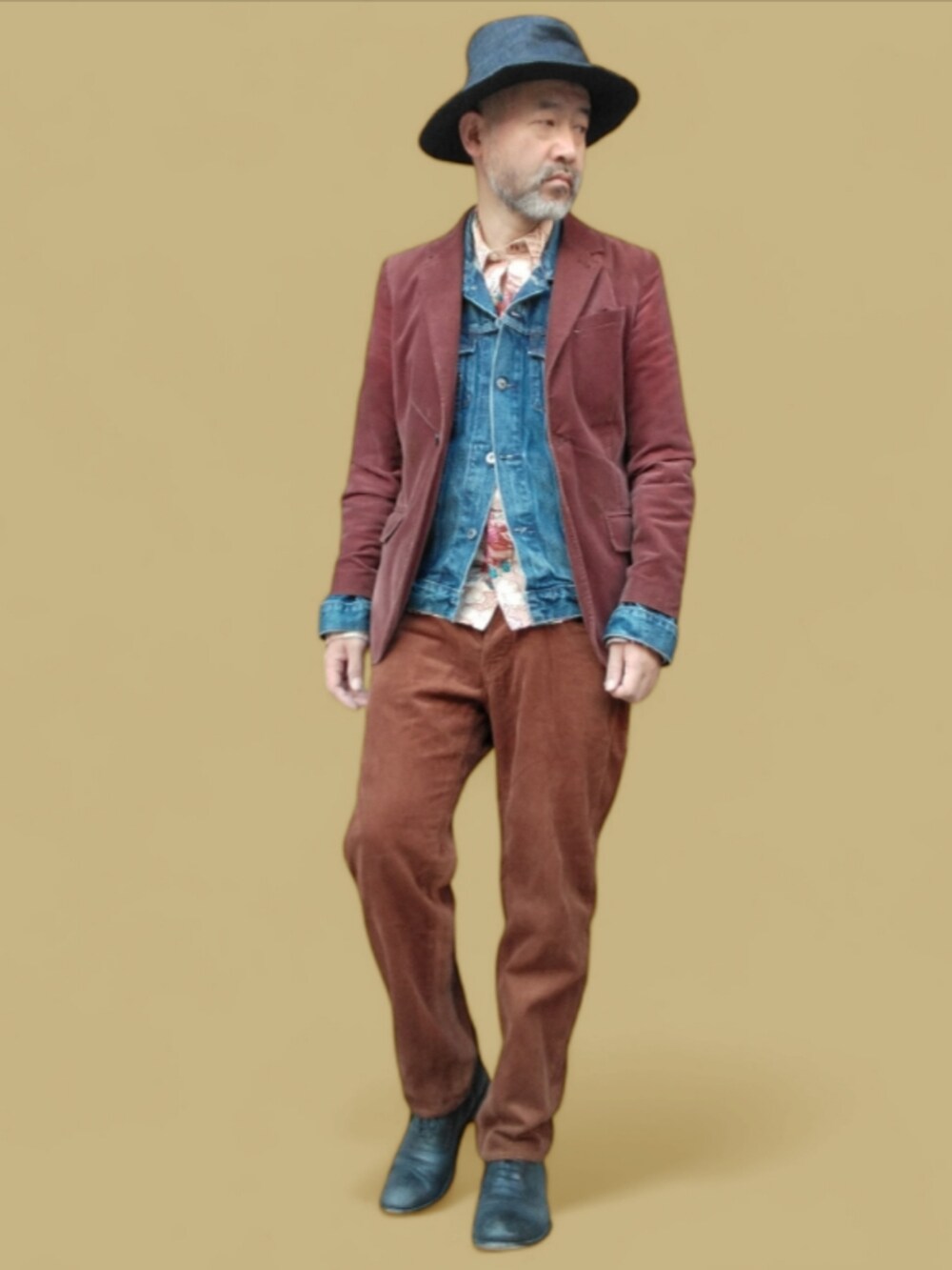 ブルー系のデニムジャケット、レッド系のテーラードジャケット、ブラウン系のパンツを着用したメンズの秋コーディネートの2枚目の写真