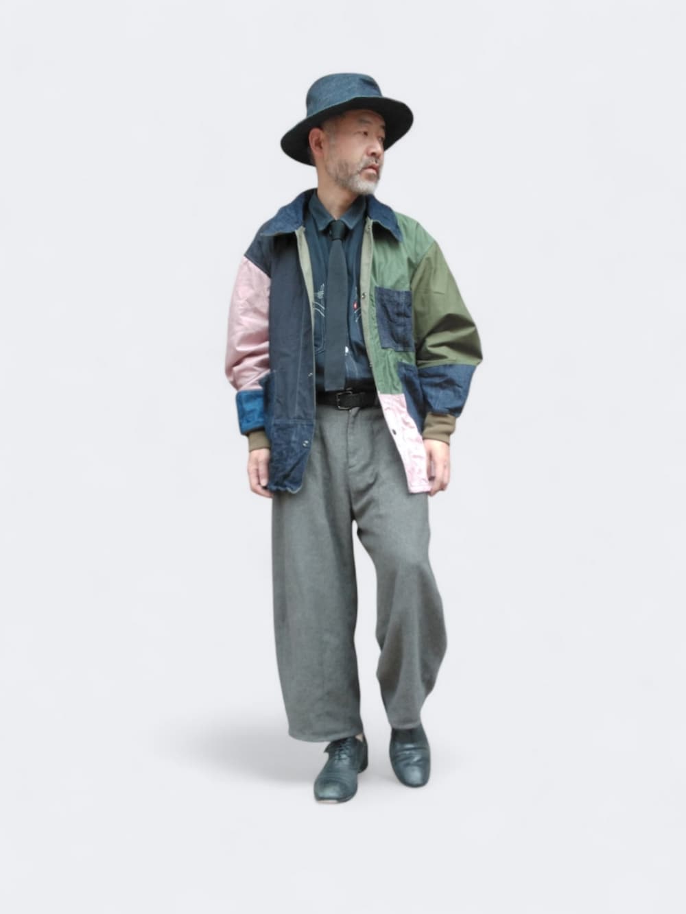 グレー系のパンツ、その他のジャケット/アウター、ブラック系のシャツ/ブラウスを着用したメンズの春コーディネートの2枚目の写真