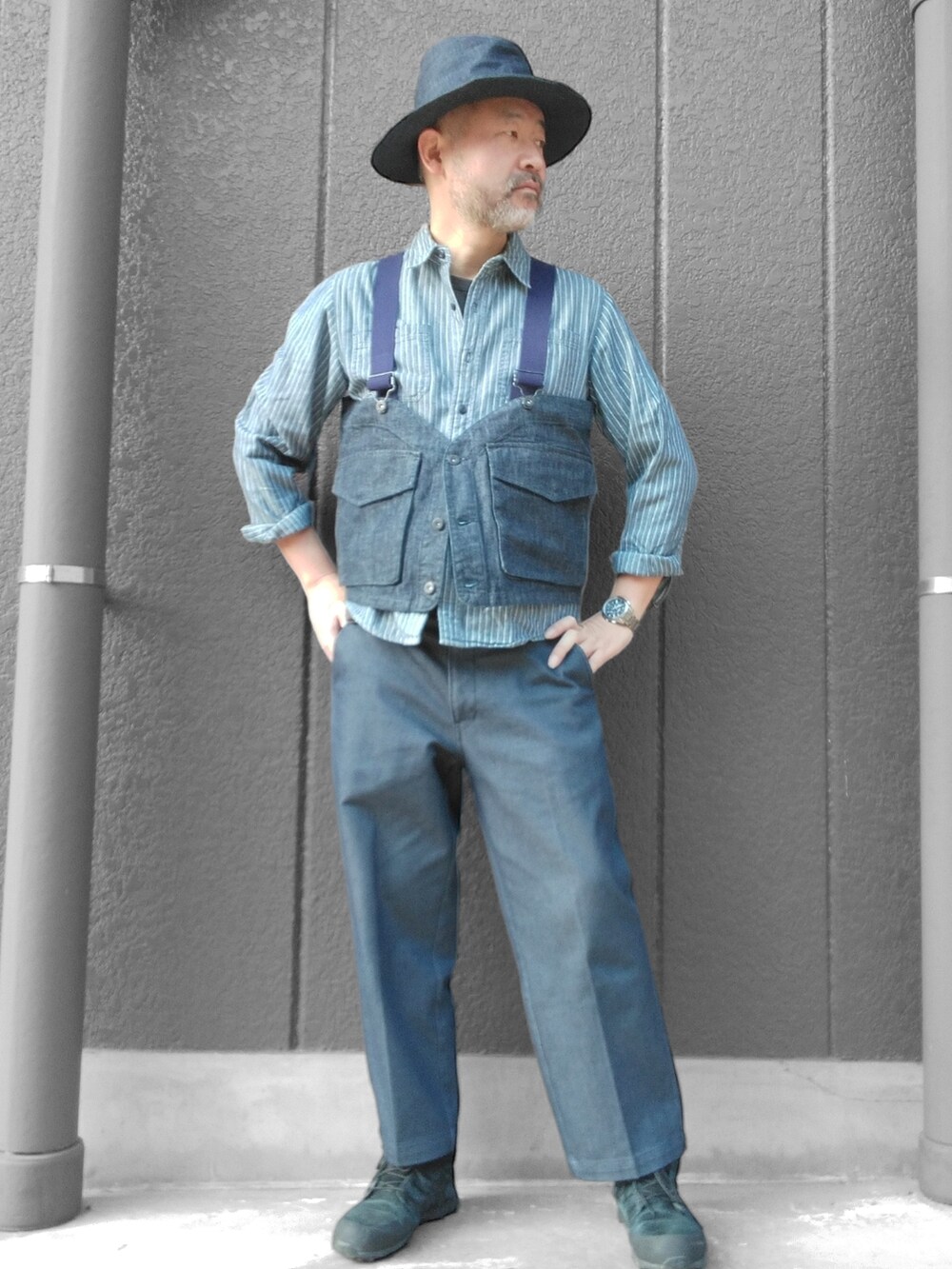 ブルー系のベスト、ブルー系のその他パンツ、ブルー系のハットを着用したメンズの春コーディネートの3枚目の写真