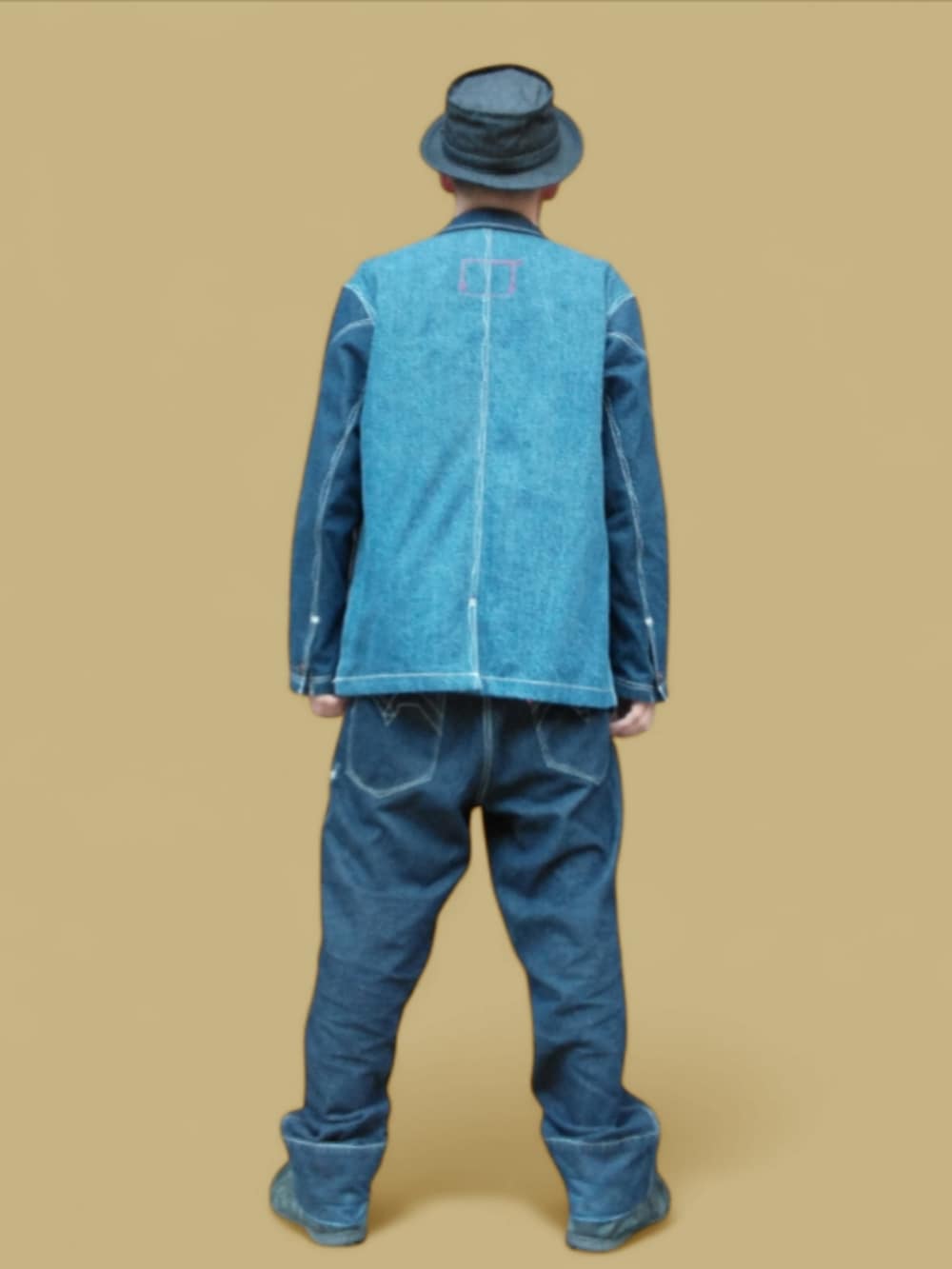 ブルー系のデニムパンツ、ブラック系のスニーカー、レッド系のベストを着用したメンズの冬コーディネートの5枚目の写真