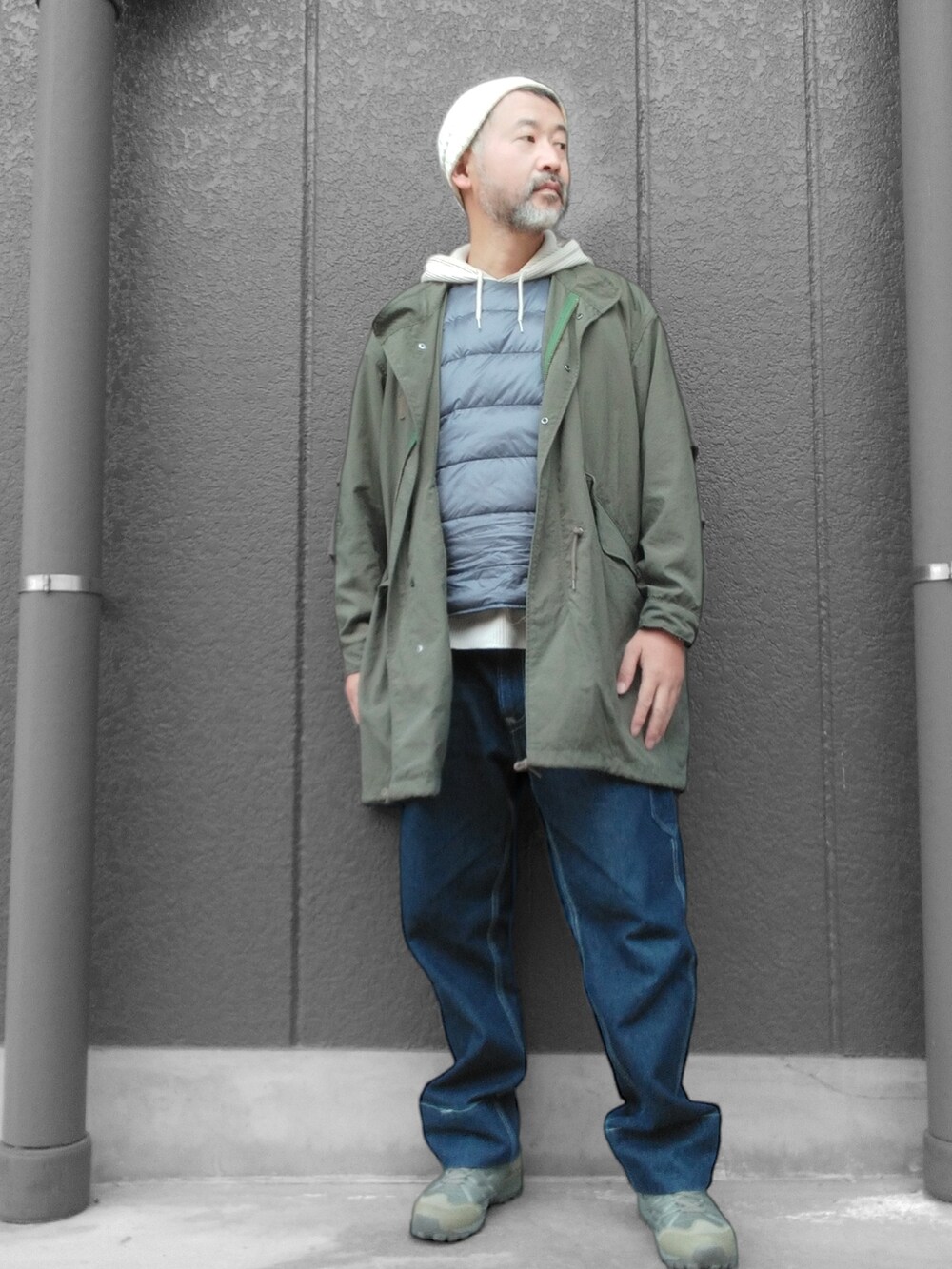 ブルー系のデニムパンツ、グリーン系のスニーカー、グリーン系のモッズコートを着用したメンズの冬コーディネートの4枚目の写真
