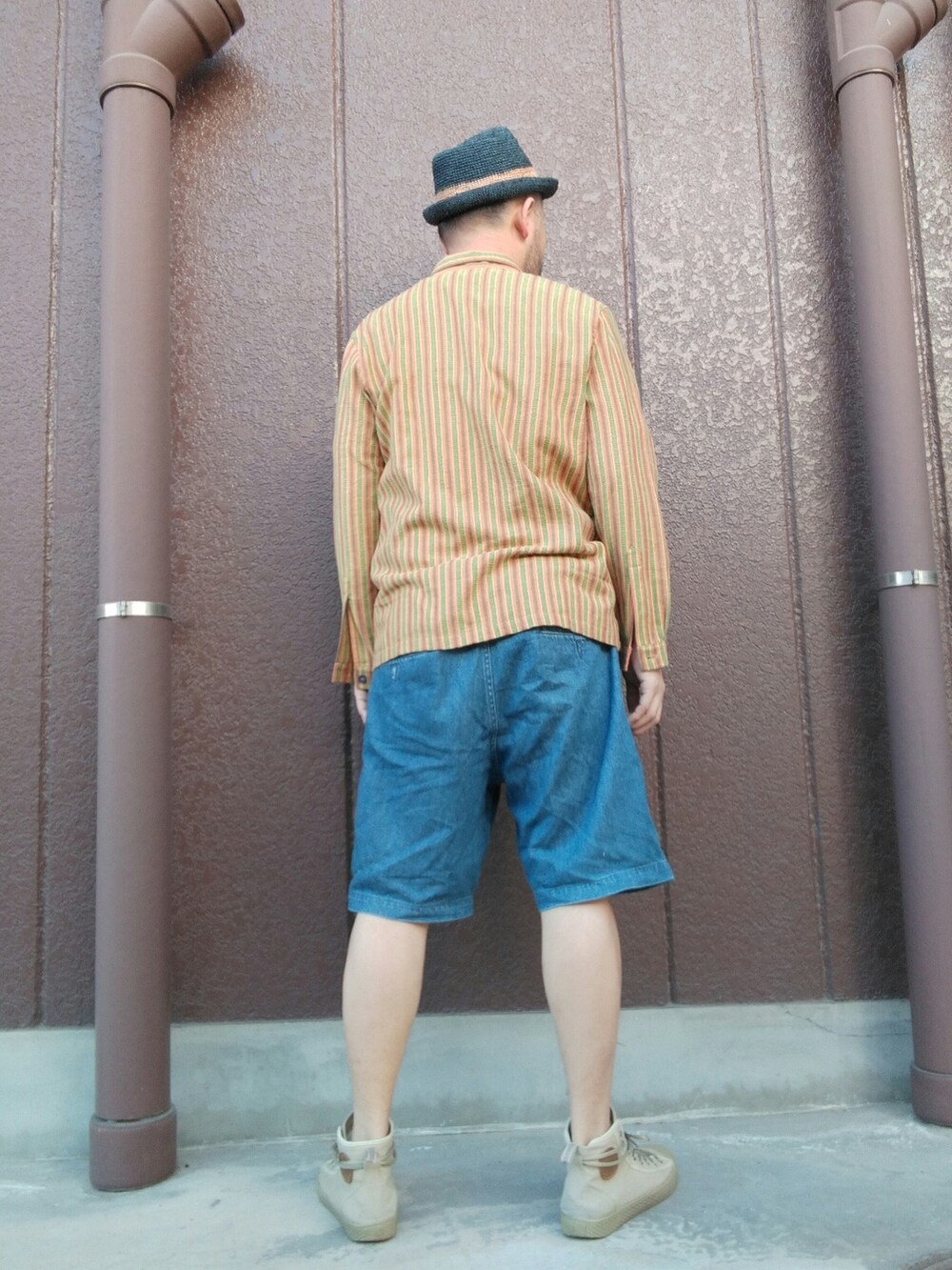 ブルー系のその他パンツ、イエロー系のシャツ/ブラウス、ベージュ系のスニーカーを着用したメンズの春コーディネートの3枚目の写真