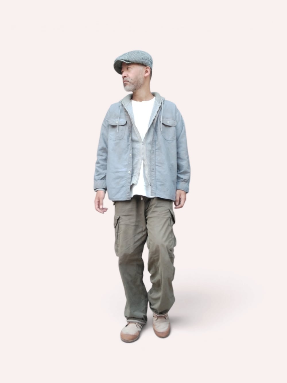 グリーン系のカーゴパンツ、ベージュ系のスニーカー、グレー系のシャツ/ブラウスを着用したメンズの秋コーディネートの2枚目の写真