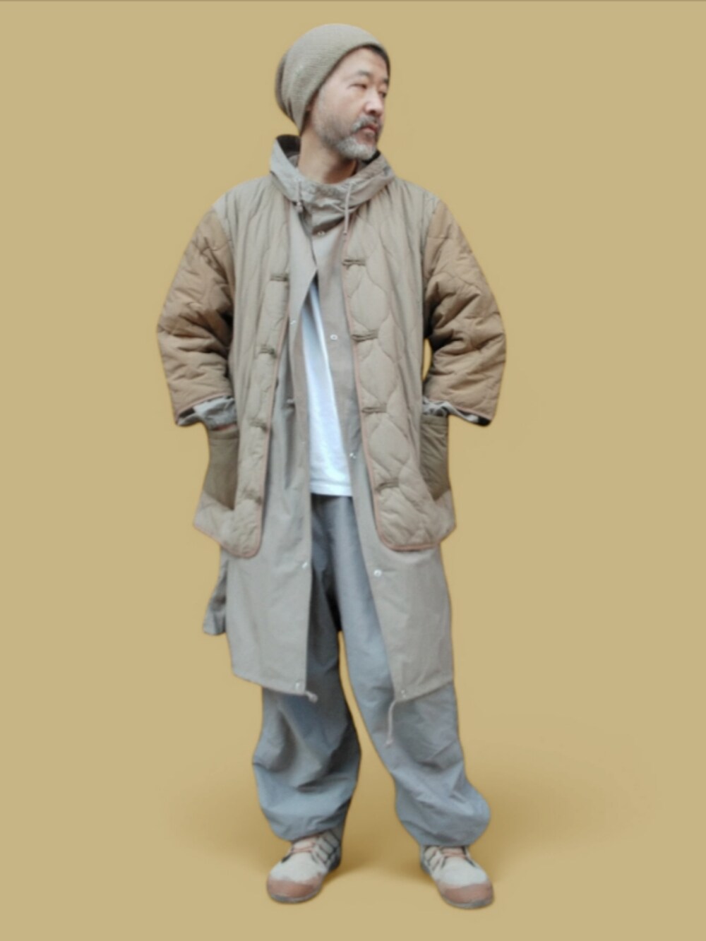 グレー系のパンツ、ベージュ系のスニーカー、ベージュ系のジャケット/アウターを着用したメンズの冬コーディネートの4枚目の写真