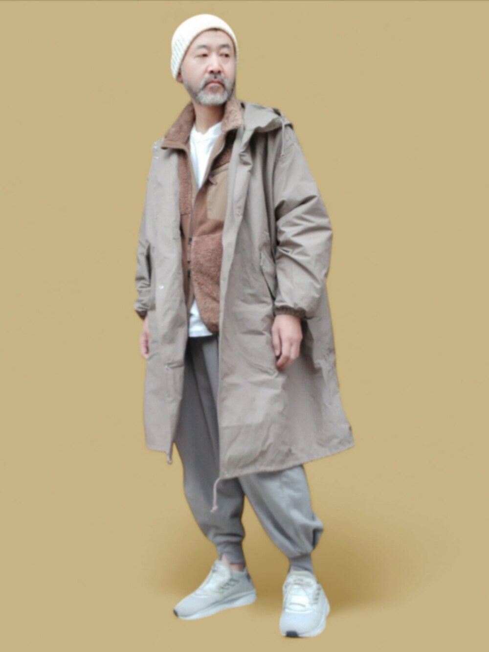 グレー系のスウェットパンツ、ベージュ系のその他アウター、ベージュ系のモッズコートを着用したメンズの冬コーディネートの4枚目の写真