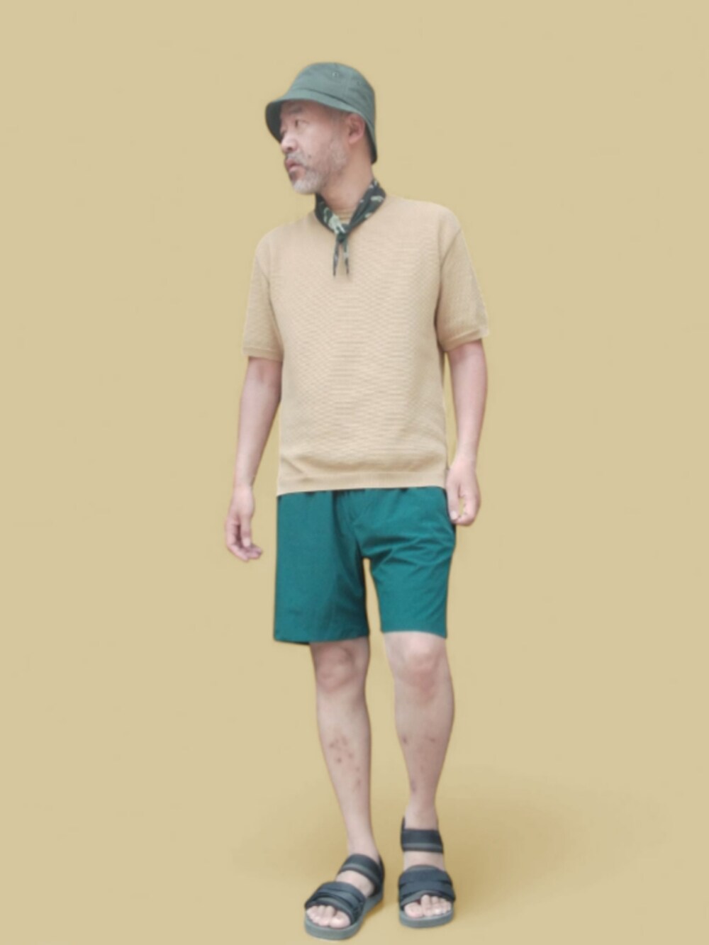 ブラック系のサンダル、イエロー系のTシャツ/カットソー、グリーン系のパンツを着用したメンズの夏コーディネートの2枚目の写真
