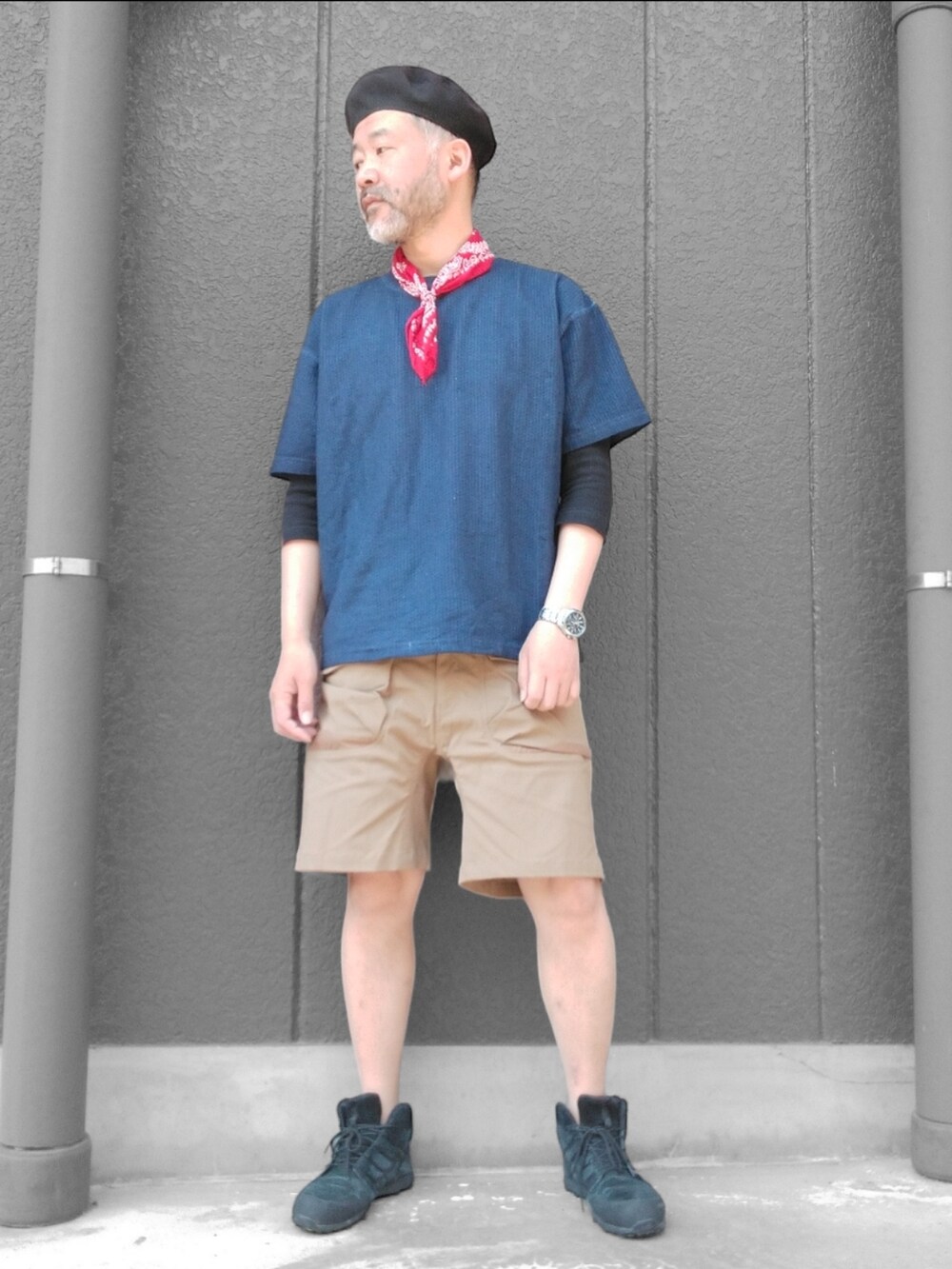 ベージュ系のパンツ、ブルー系のTシャツ/カットソー、ブラック系のスニーカーを着用したメンズの春コーディネートの4枚目の写真