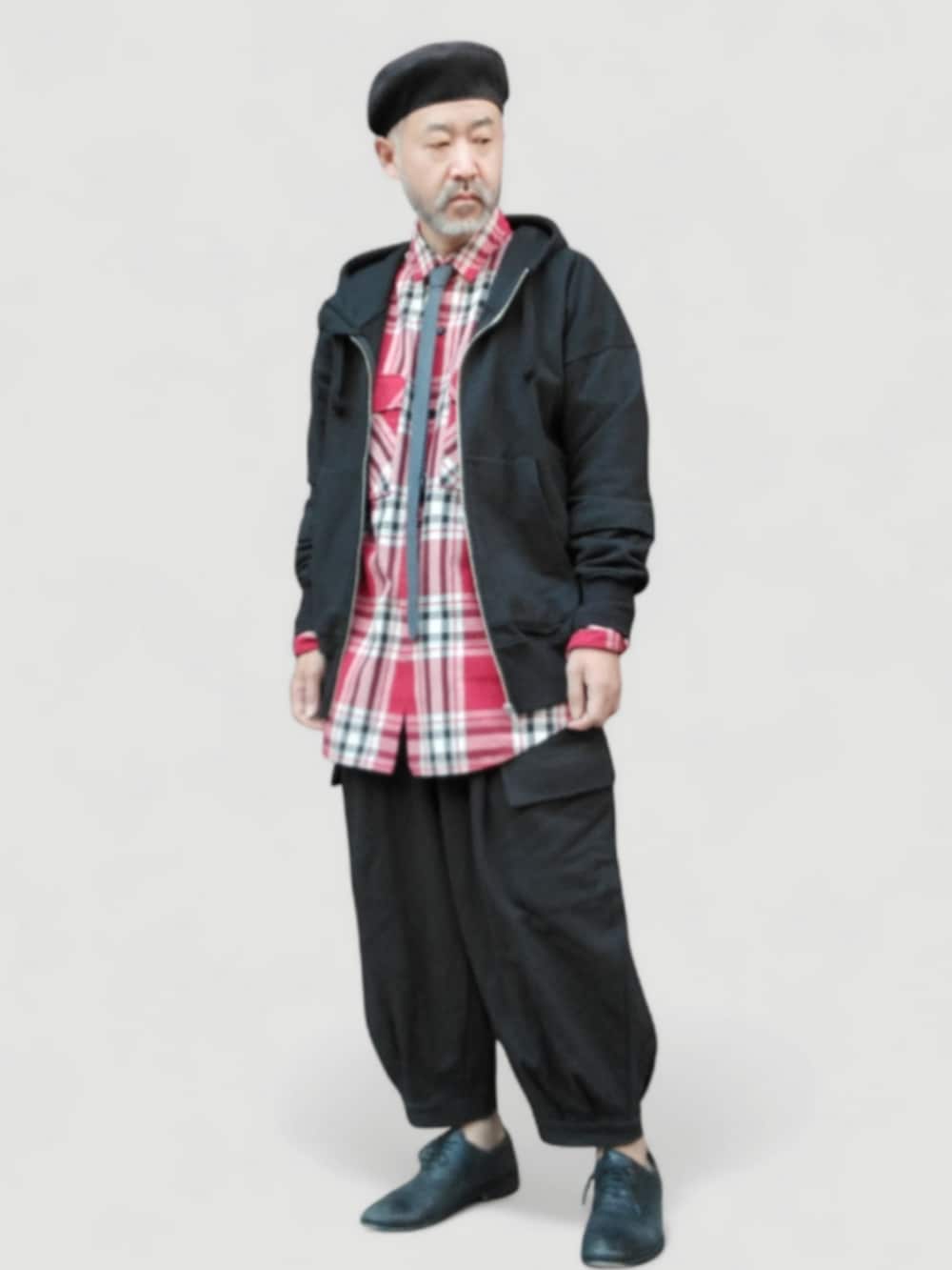 ブラック系のスウェットパンツ、ブラック系のパーカー、ブラック系のハンチング/ベレー帽を着用したメンズの冬コーディネートの3枚目の写真