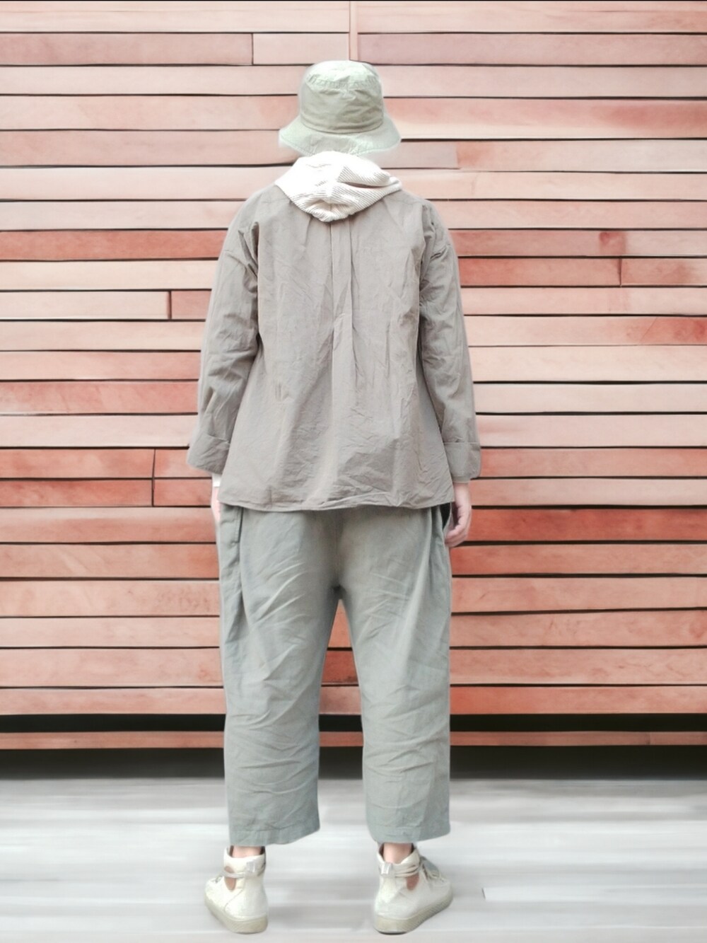 グリーン系のその他パンツ、ベージュ系のスニーカー、ベージュ系のパーカーを着用したメンズの秋コーディネートの5枚目の写真