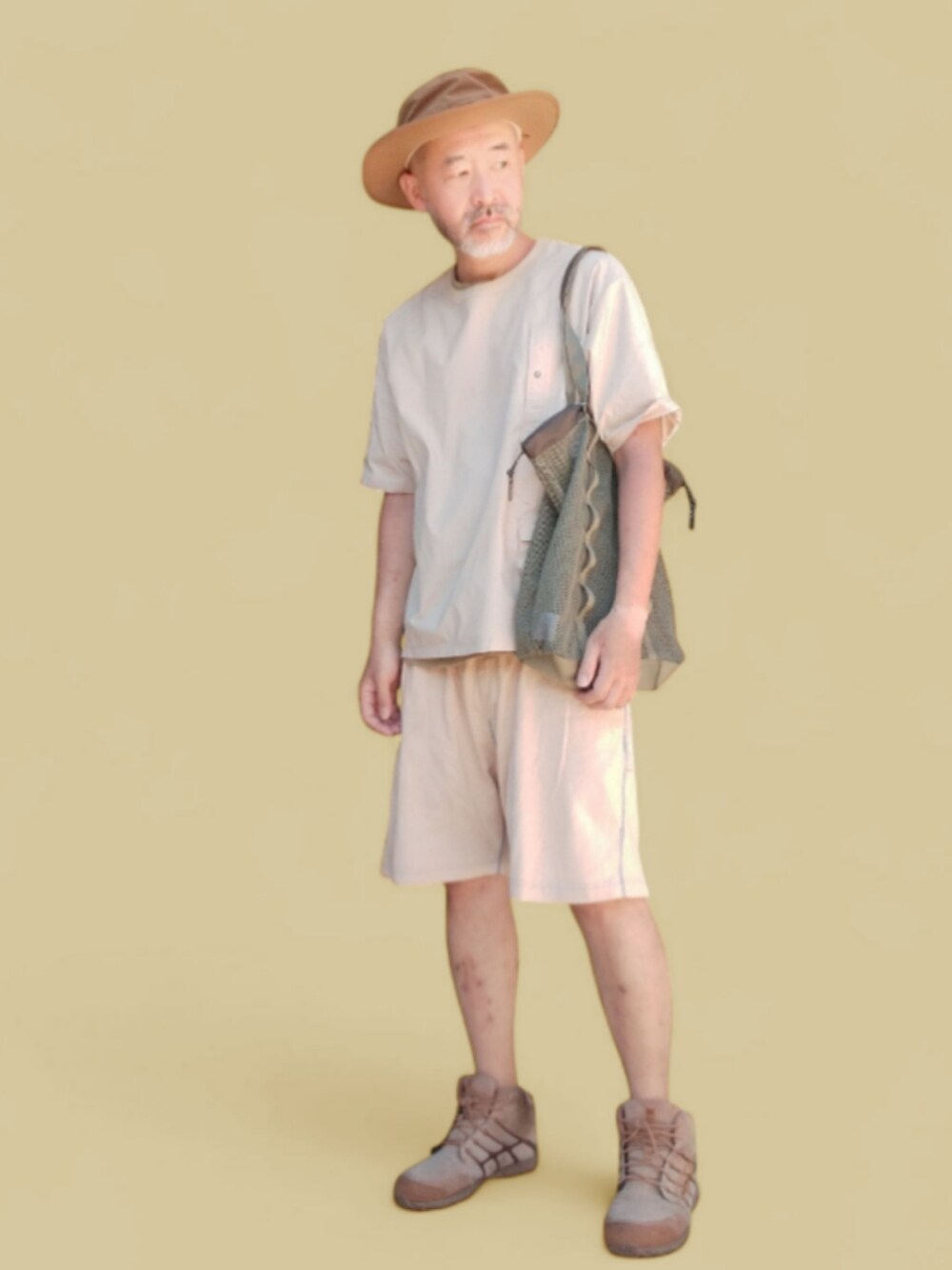 ベージュ系のスニーカー、イエロー系のパンツ、ベージュ系のその他トップスを着用したメンズの夏コーディネートの2枚目の写真